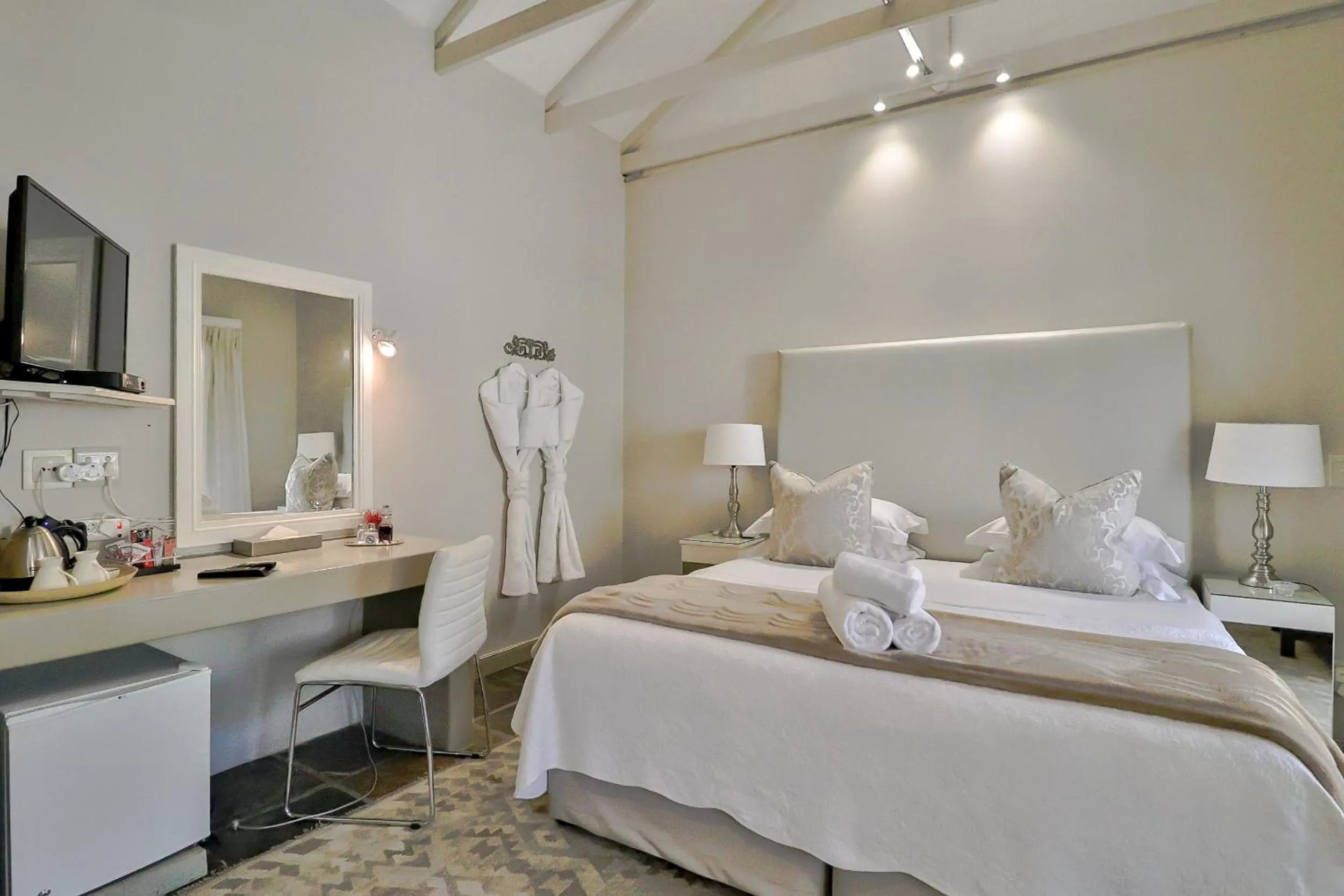 Bedroom, Bed in Hermanus Lodge on the Green - Solar Power