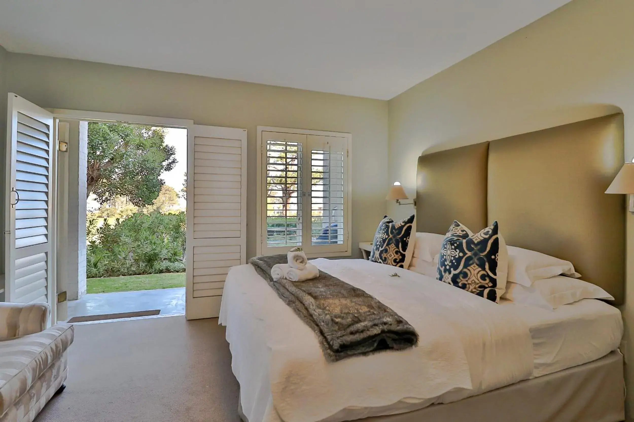 Photo of the whole room, Bed in Hermanus Lodge on the Green - Solar Power Photo of the whole room, Bed in Hermanus Lodge on the Green - Solar Power