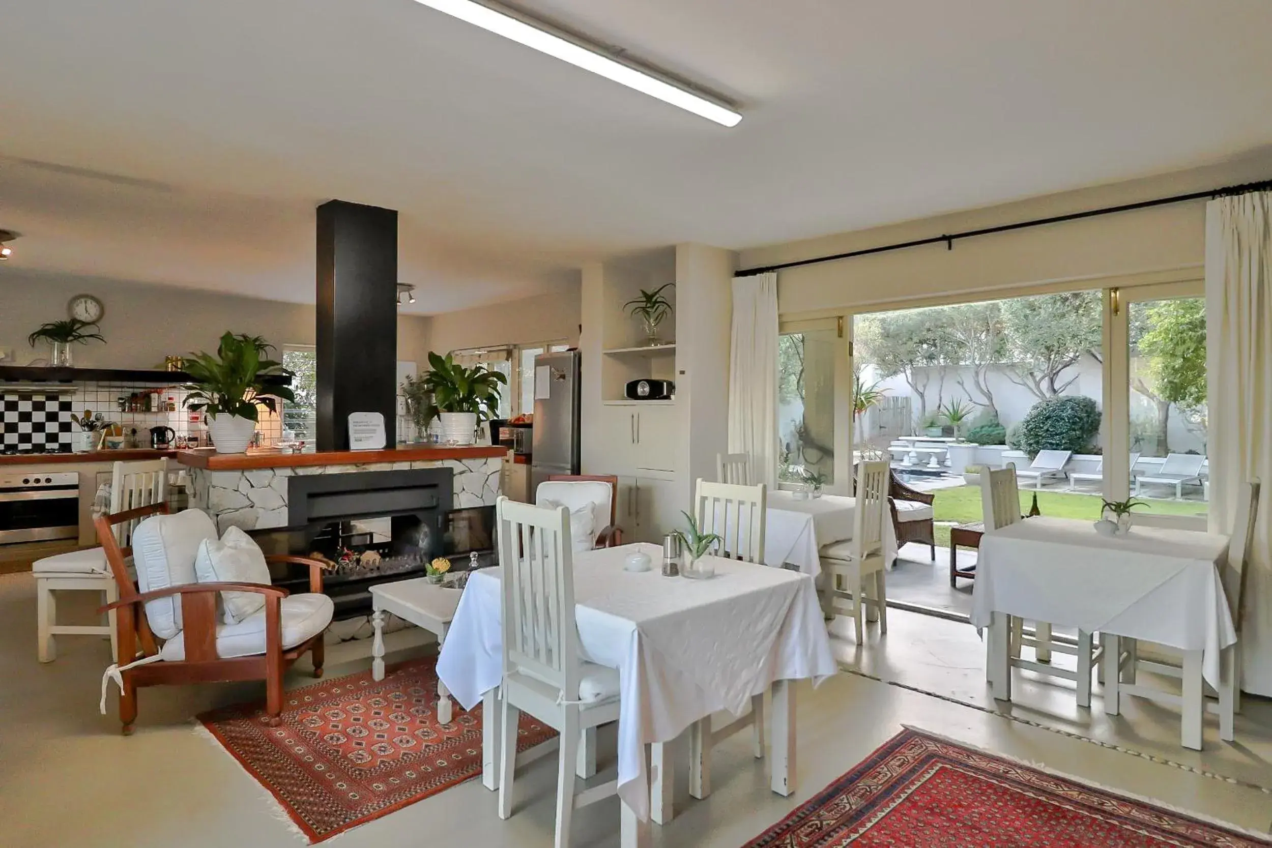 Restaurant/places to eat in Hermanus Lodge on the Green - Solar Power Restaurant/places to eat in Hermanus Lodge on the Green - Solar Power