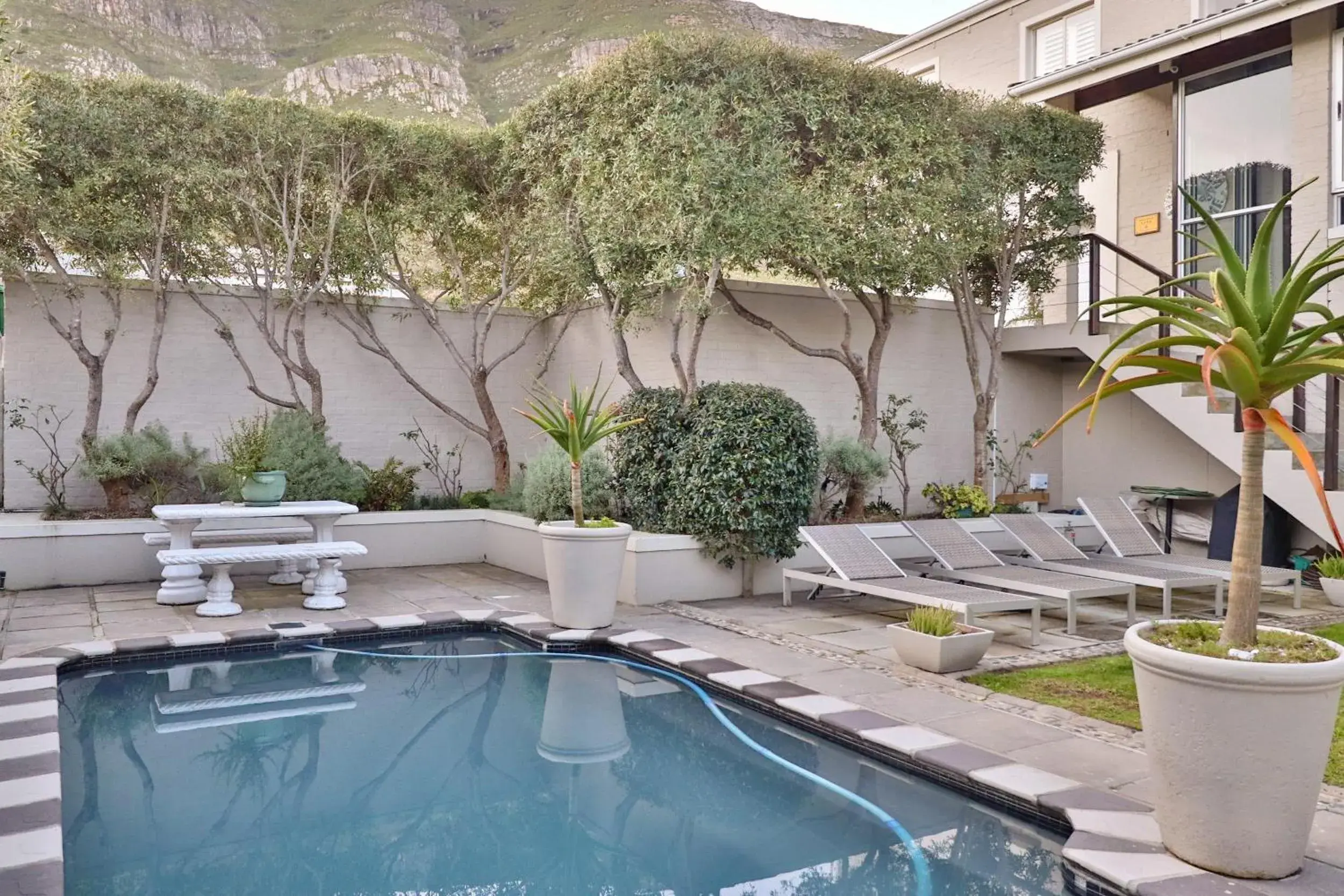 Swimming pool in Hermanus Lodge on the Green - Solar Power Swimming pool in Hermanus Lodge on the Green - Solar Power