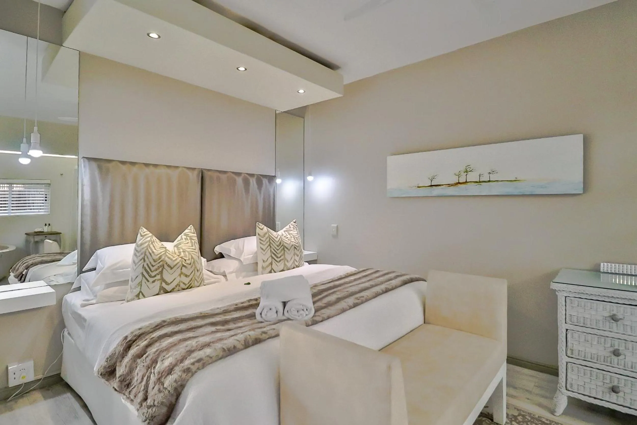 Bedroom, Bed in Hermanus Lodge on the Green - Solar Power