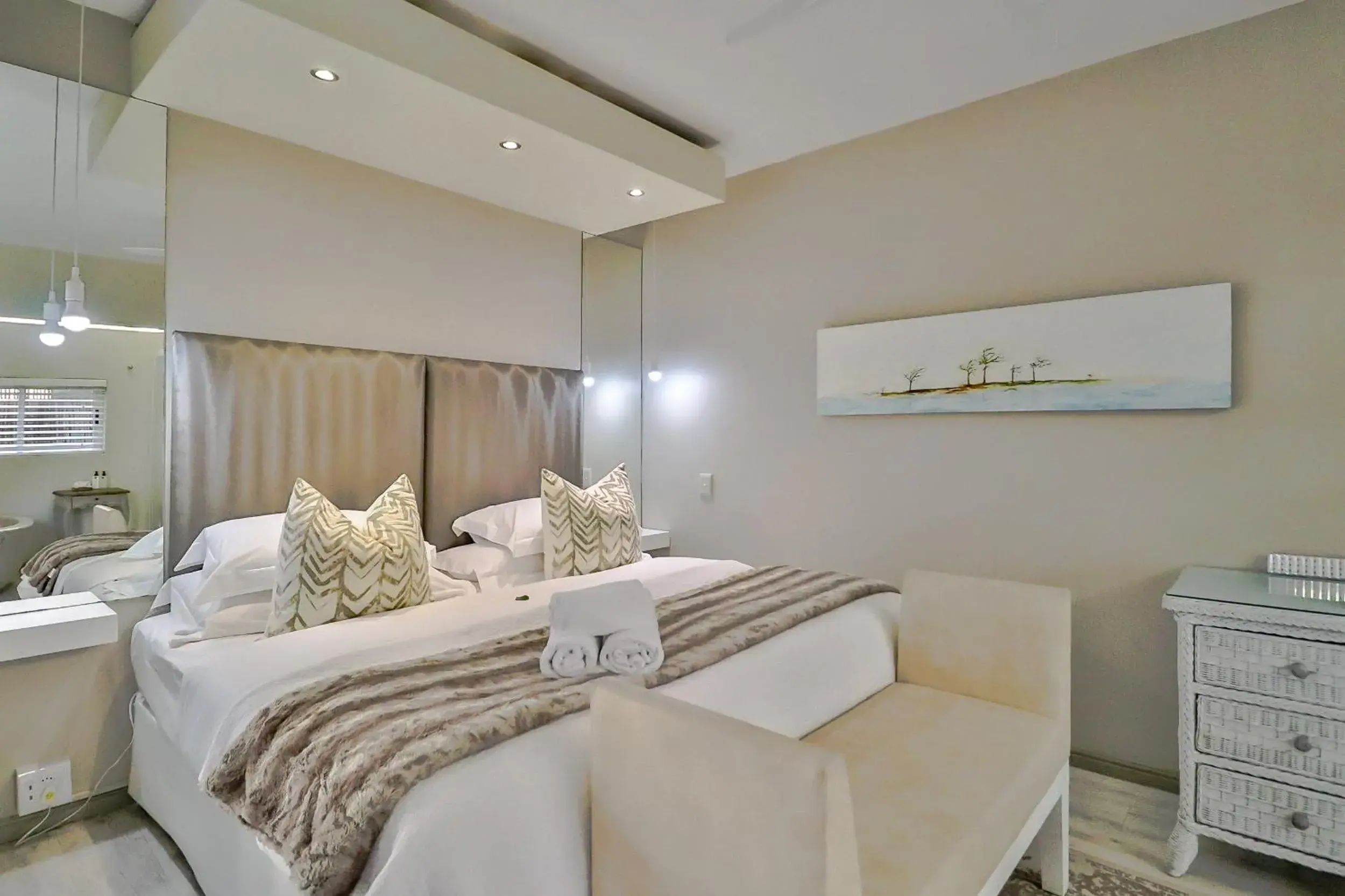 Bedroom, Bed in Hermanus Lodge on the Green - Solar Power Bedroom, Bed in Hermanus Lodge on the Green - Solar Power