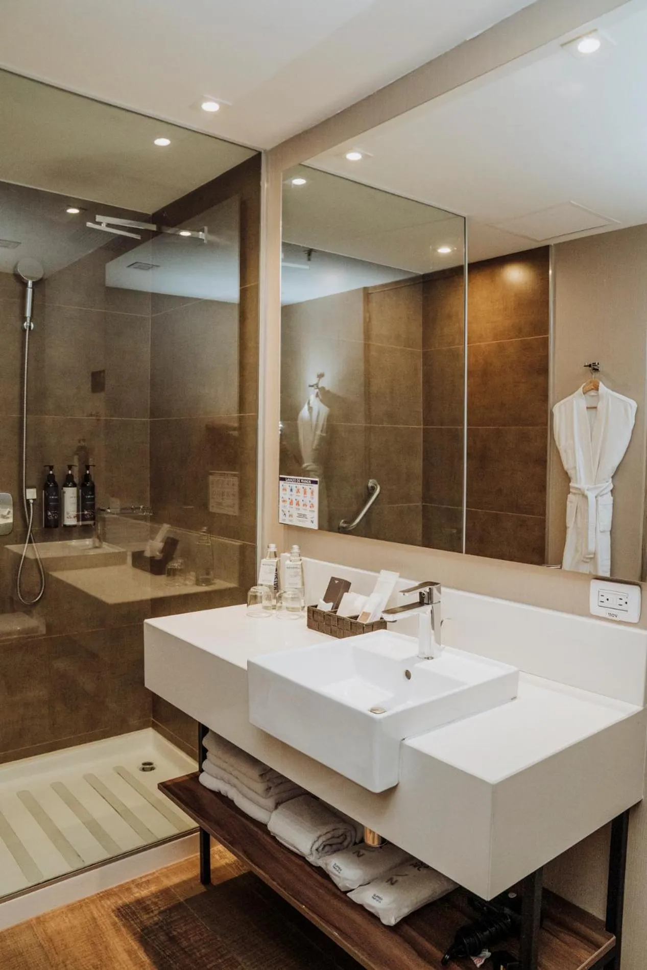 Shower in Novotel Medellin El Tesoro