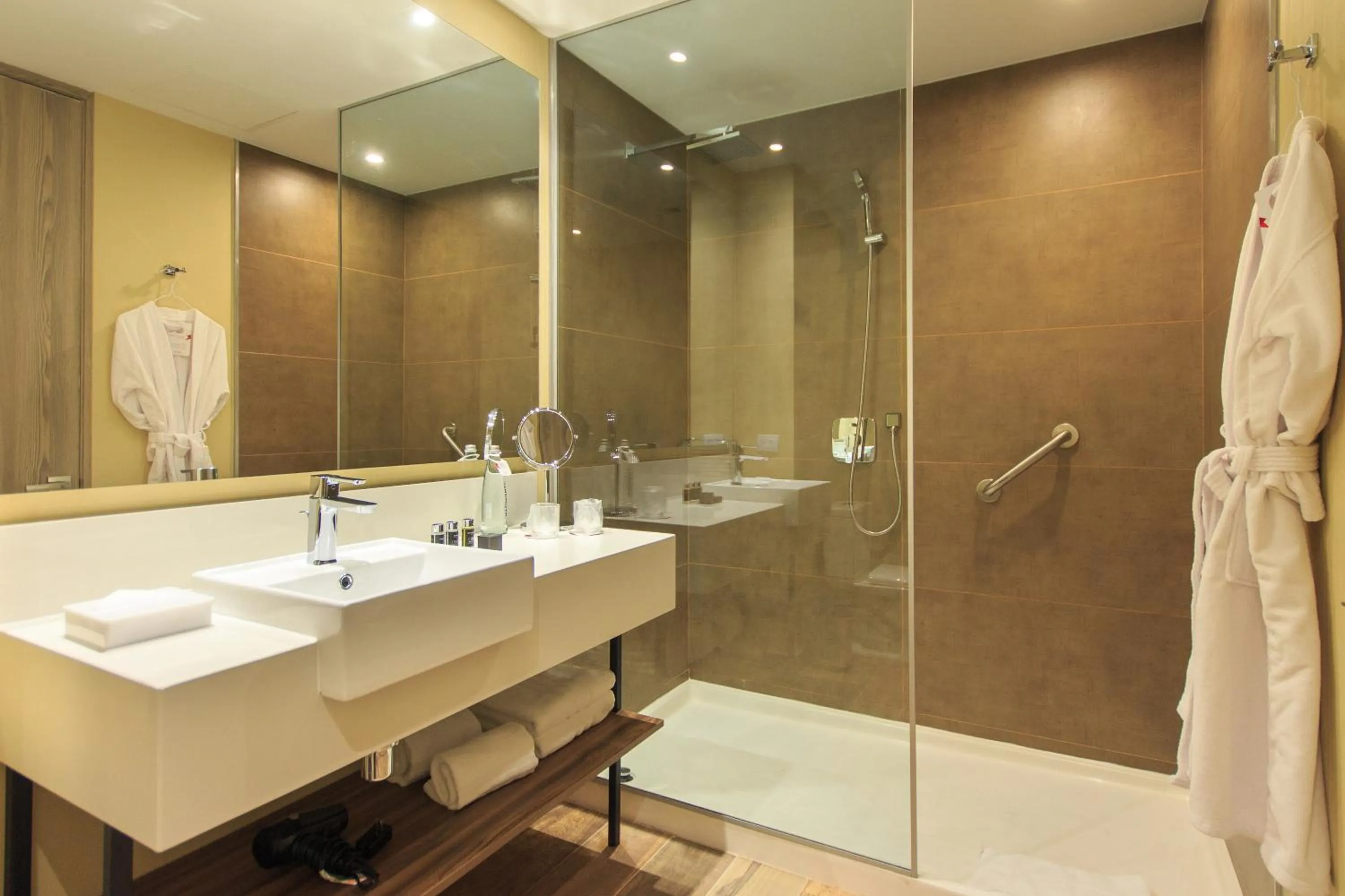 Shower in Novotel Medellin El Tesoro