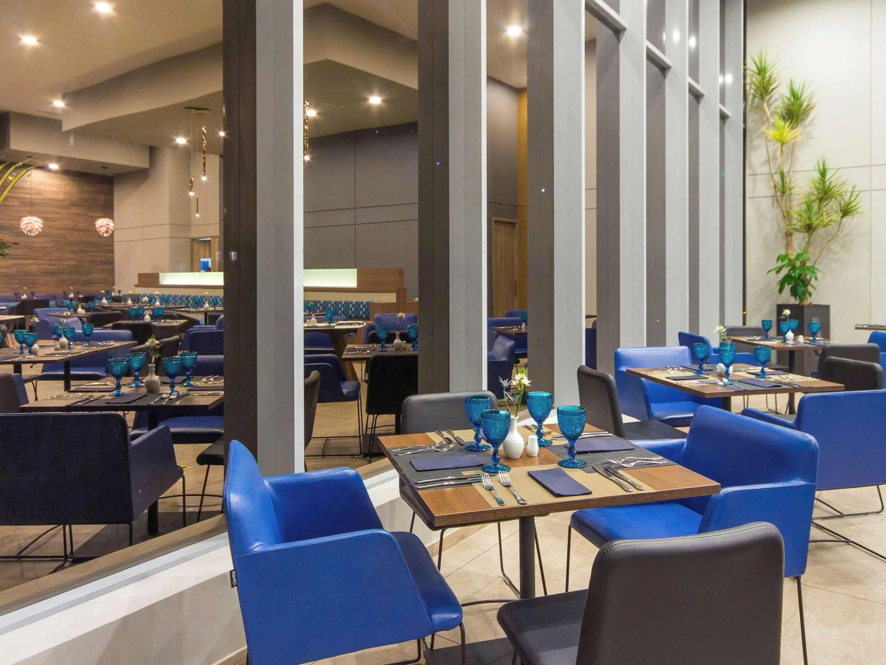 Restaurant/places to eat in Novotel Medellin El Tesoro