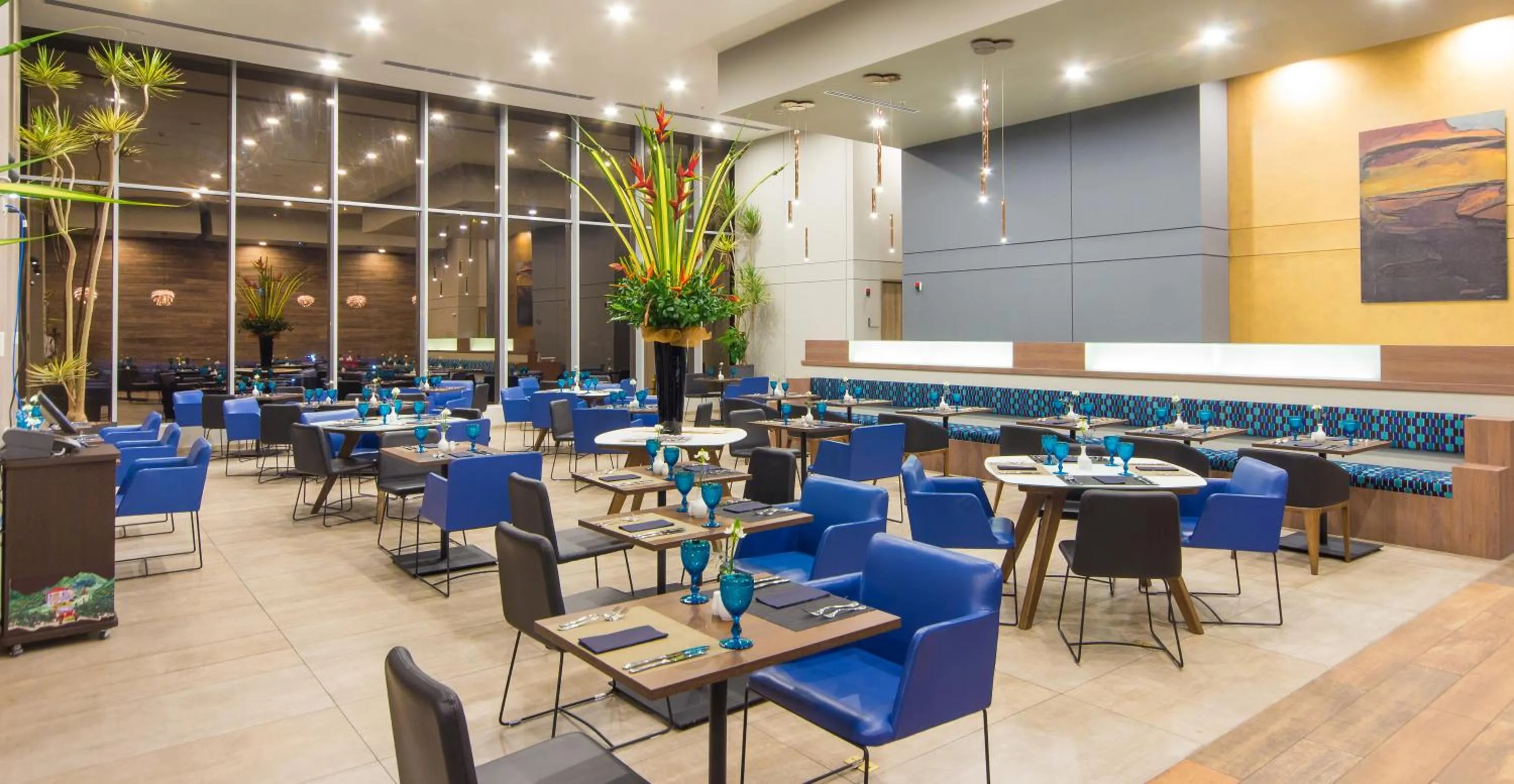 Restaurant/places to eat in Novotel Medellin El Tesoro