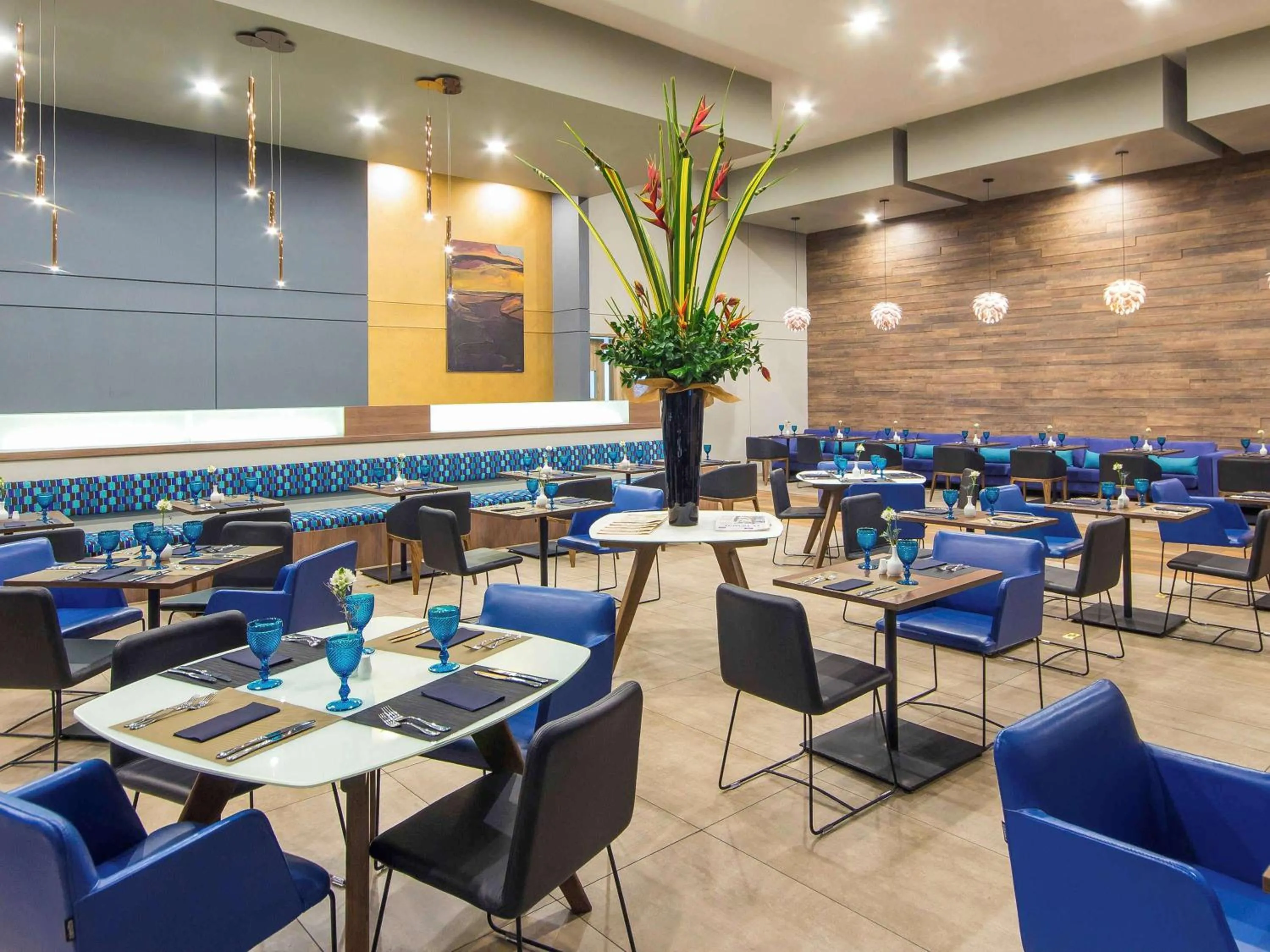 Restaurant/places to eat in Novotel Medellin El Tesoro