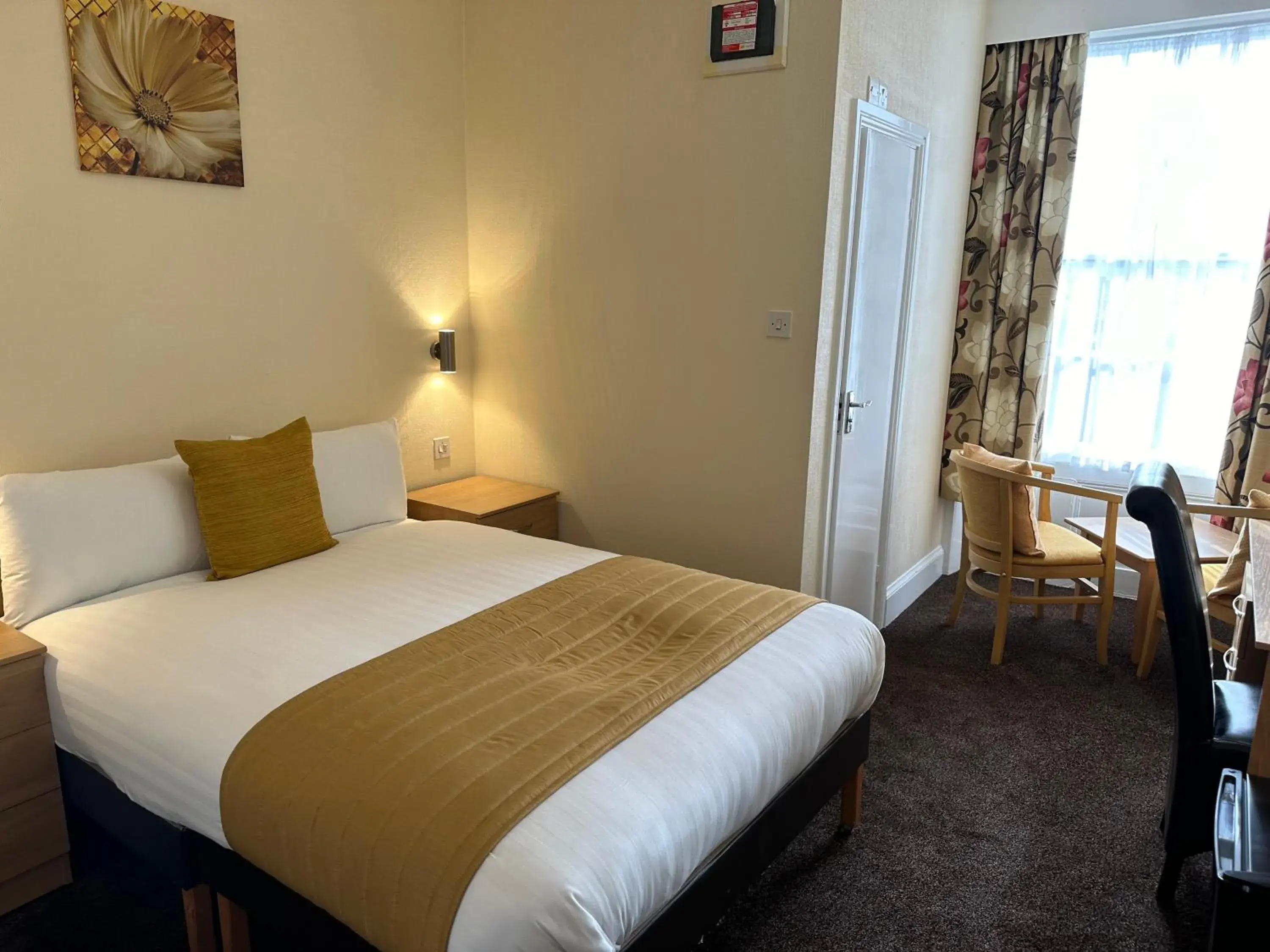 Bedroom, Bed in Clifton Hotel Bedroom, Bed in Clifton Hotel