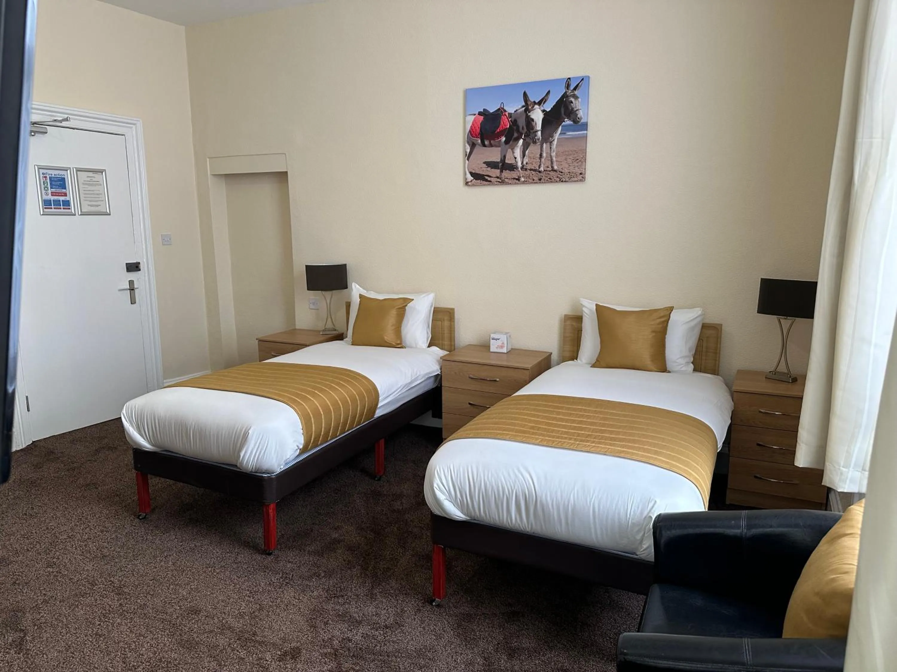 Bedroom, Bed in Clifton Hotel