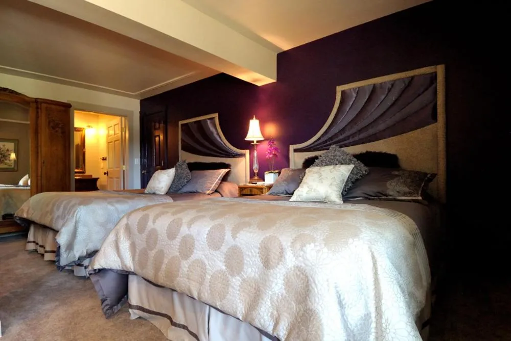 Shower, Bed in Swan River Inn