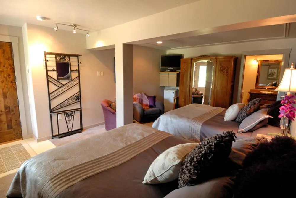Shower, Bed in Swan River Inn
