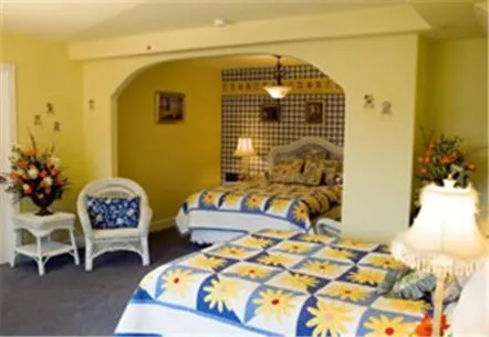 Photo of the whole room, Bed in Swan River Inn