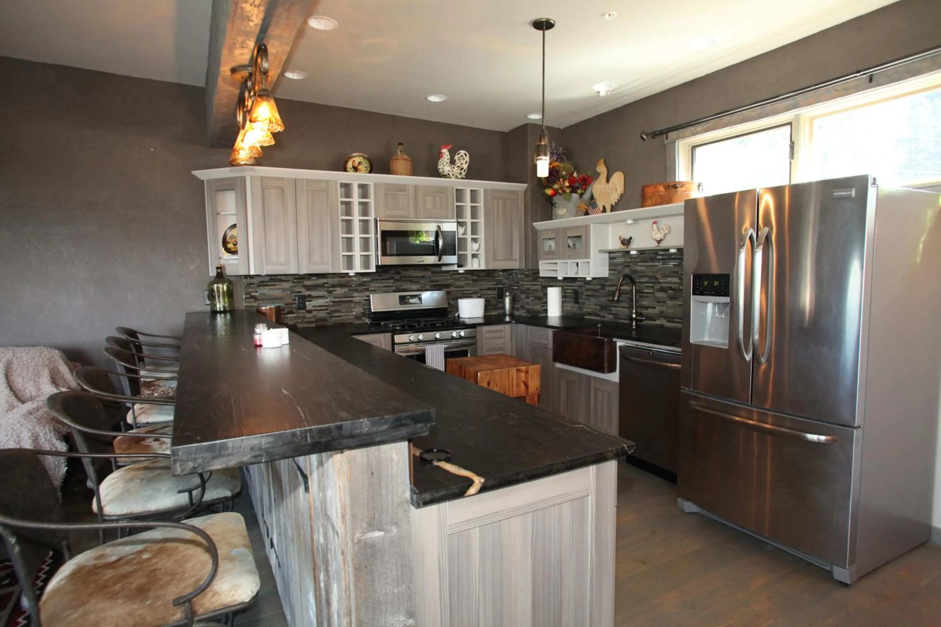 Kitchen or kitchenette in Swan River Inn