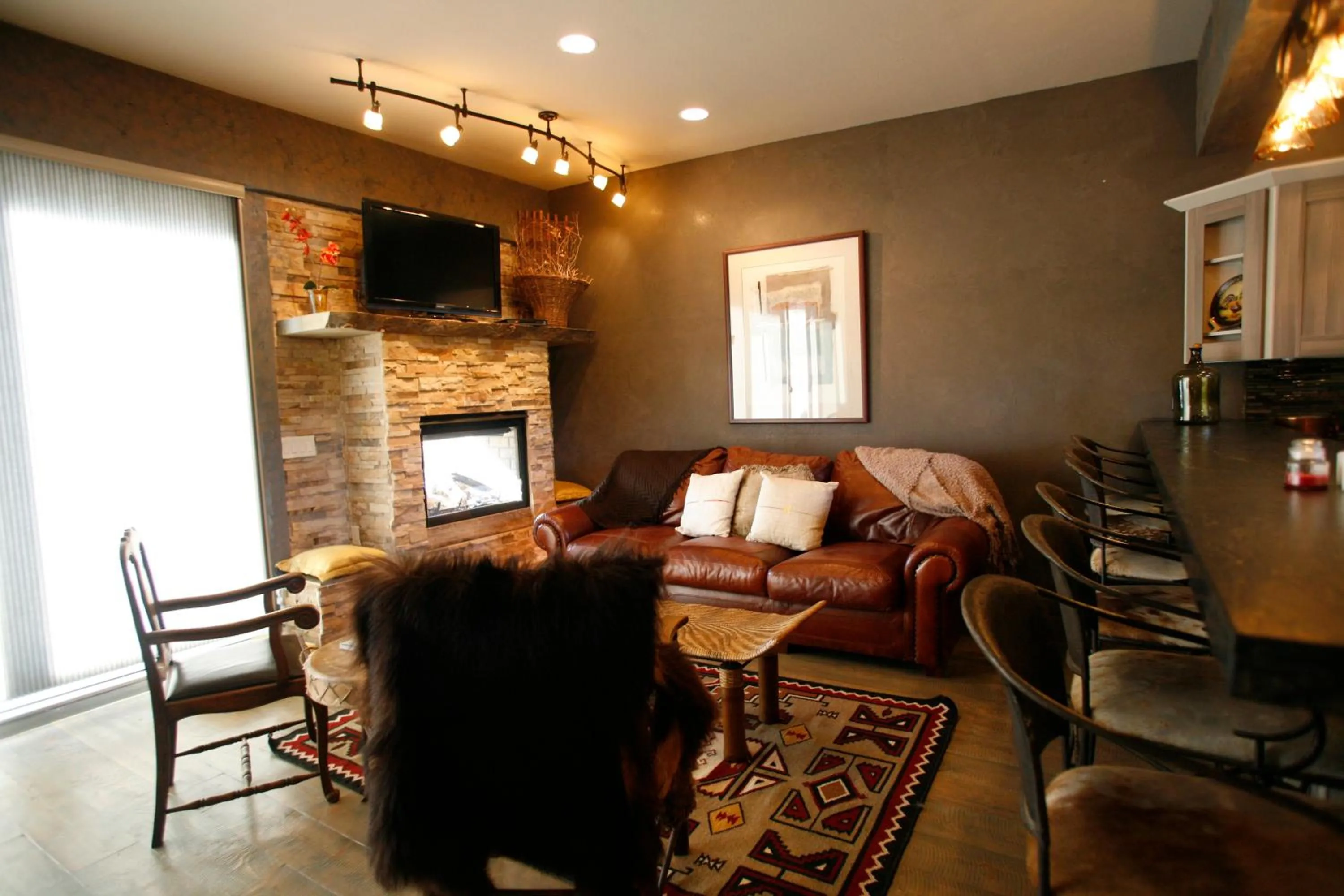 Living room in Swan River Inn