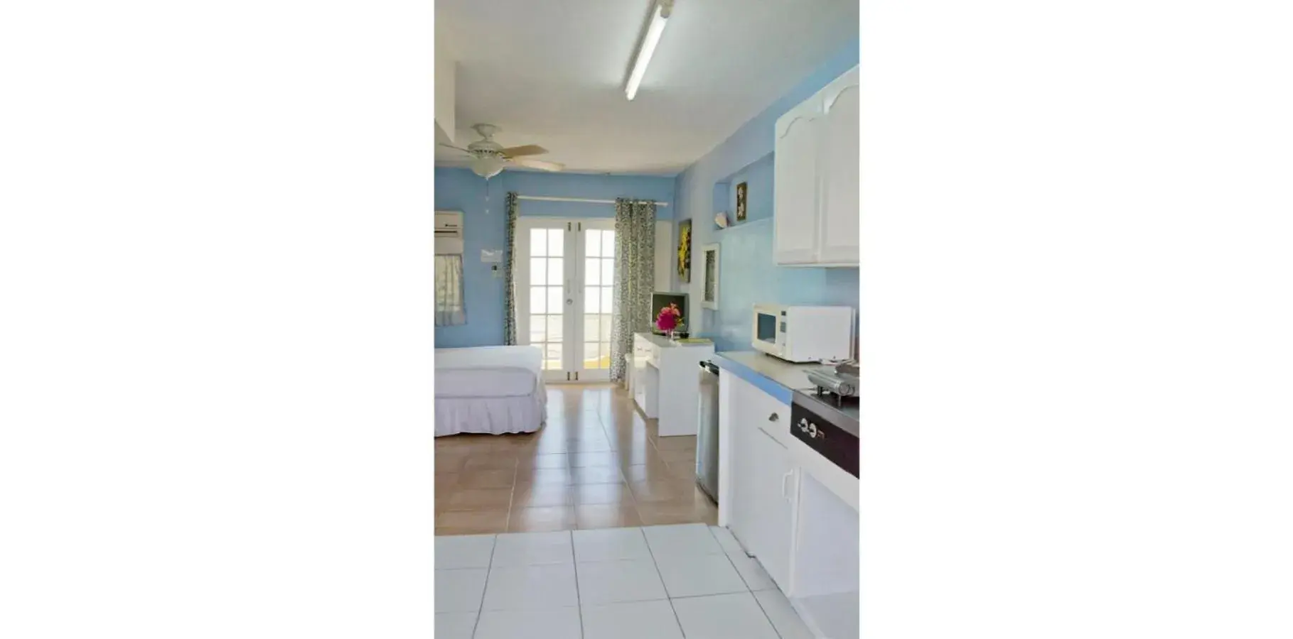 Bed in Meridian Inn Bed in Meridian Inn