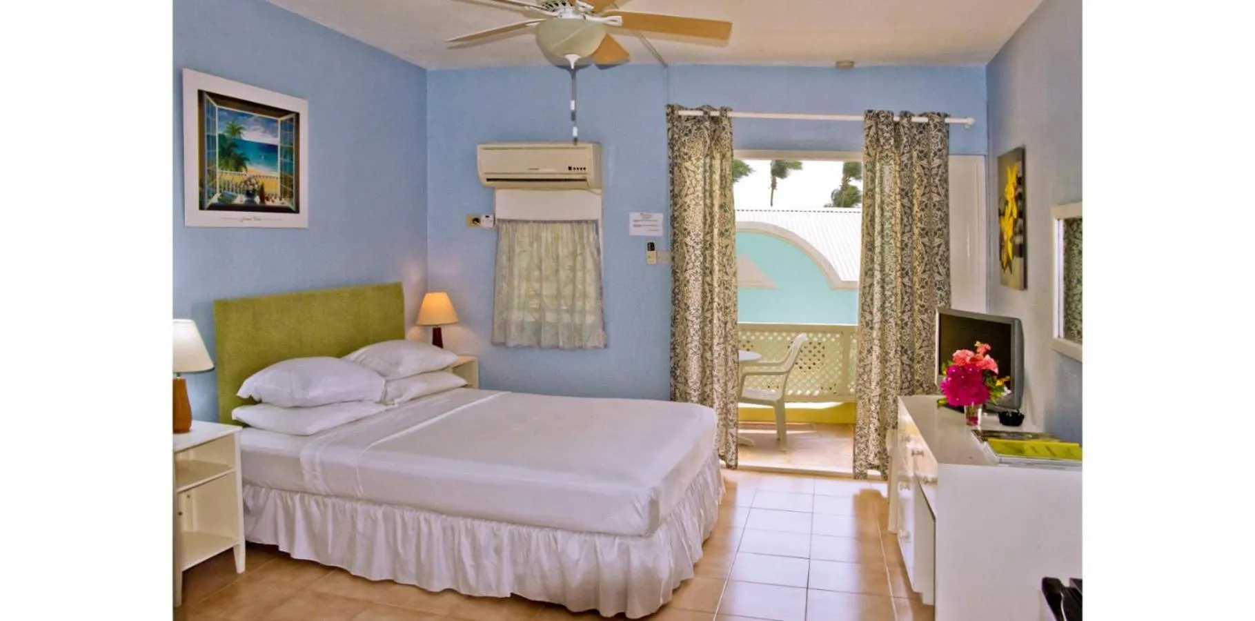 Photo of the whole room, Bed in Meridian Inn