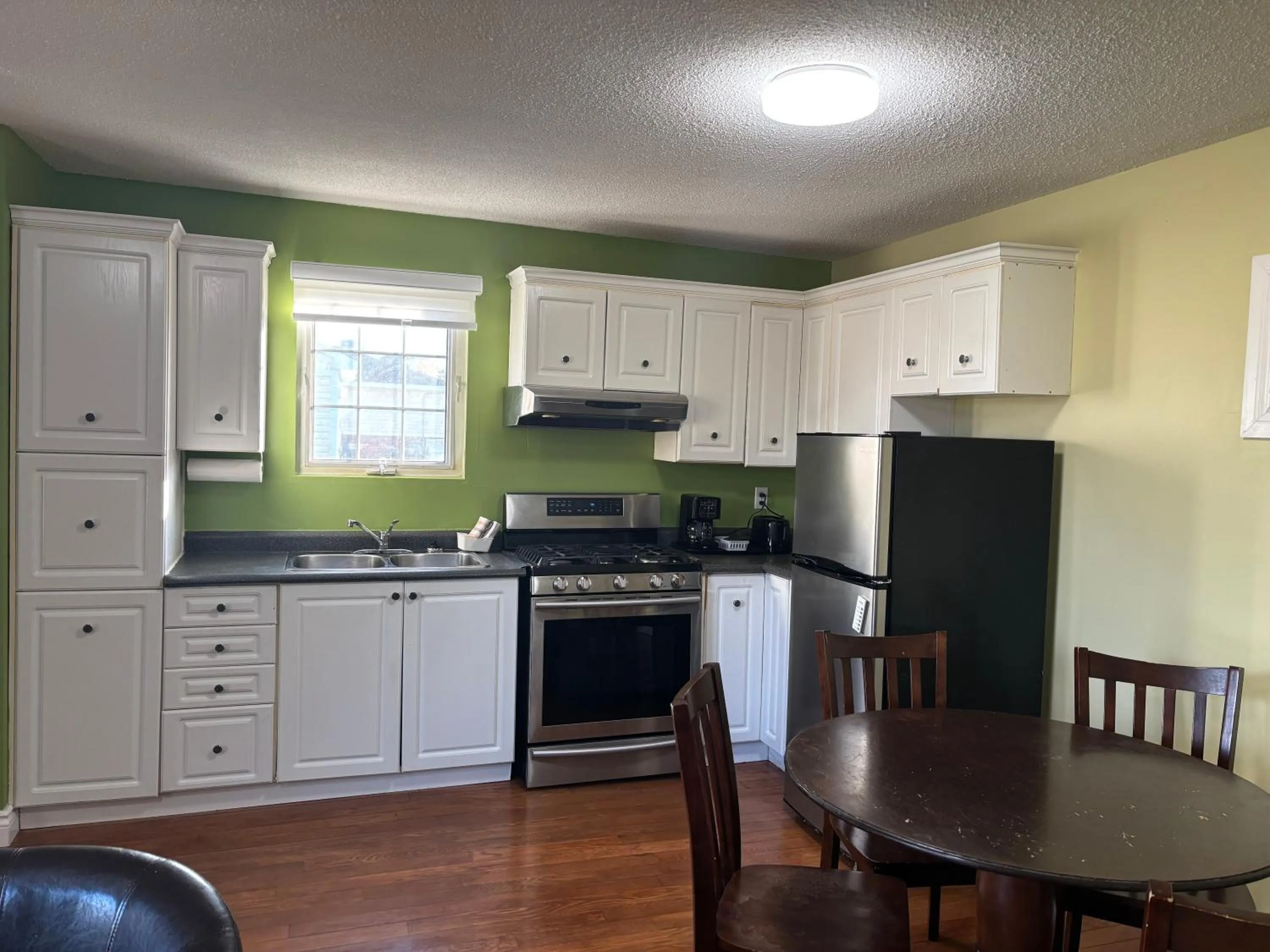 Kitchen or kitchenette in Lakeshore Suites