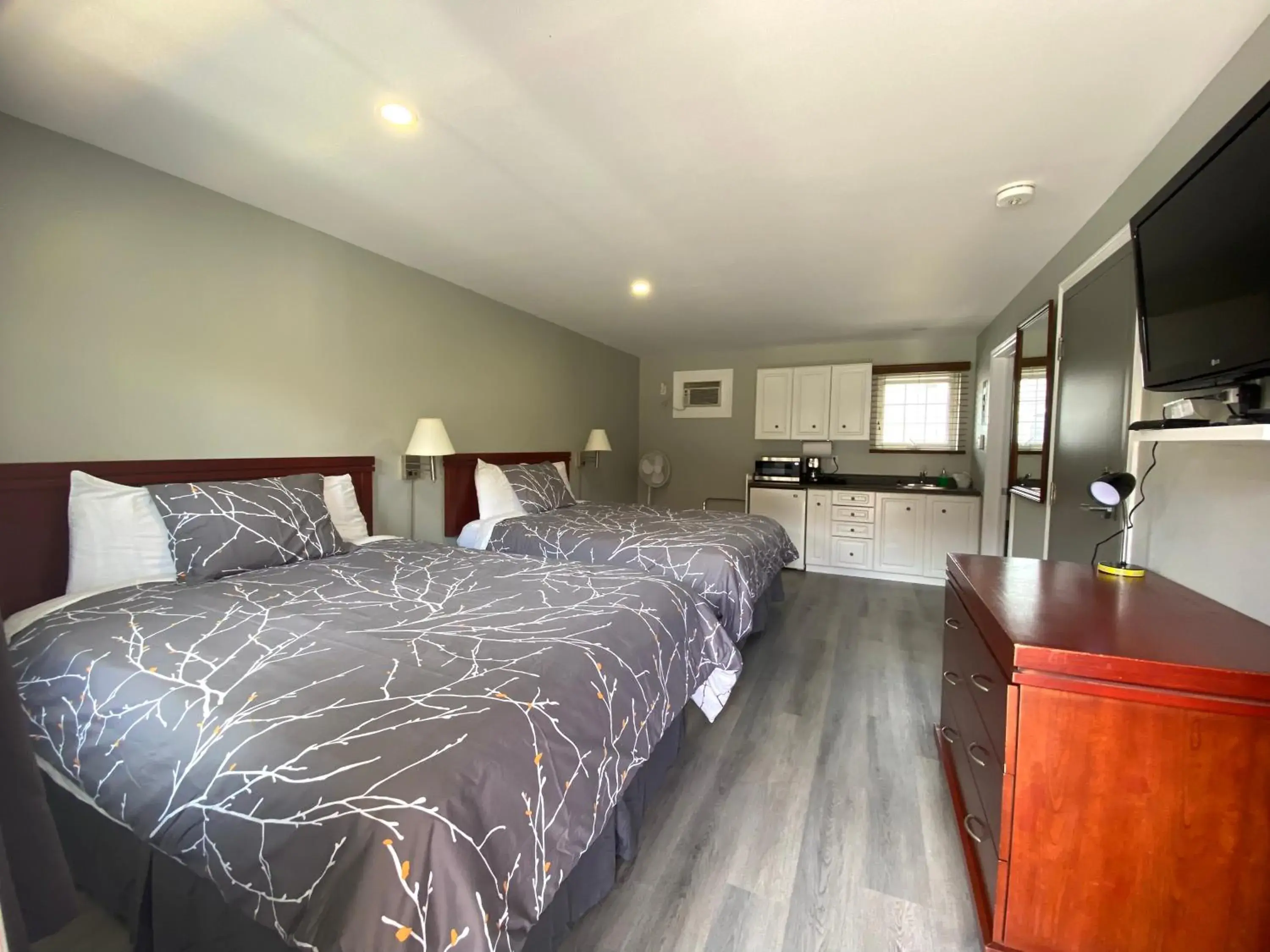 Standard Queen Room with Two Queen Beds - single occupancy in Lakeshore Suites Standard Queen Room with Two Queen Beds - single occupancy in Lakeshore Suites