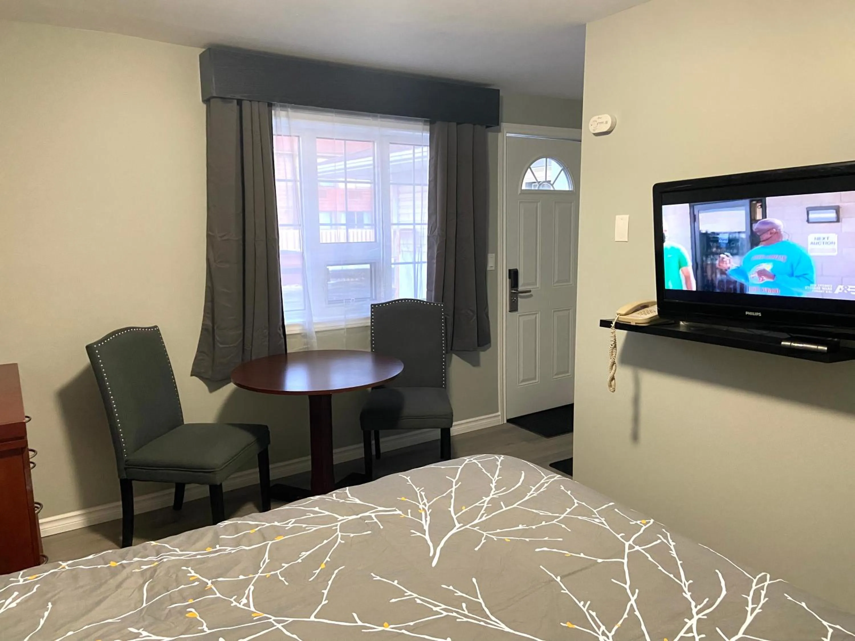 Photo of the whole room, Bed in Lakeshore Suites