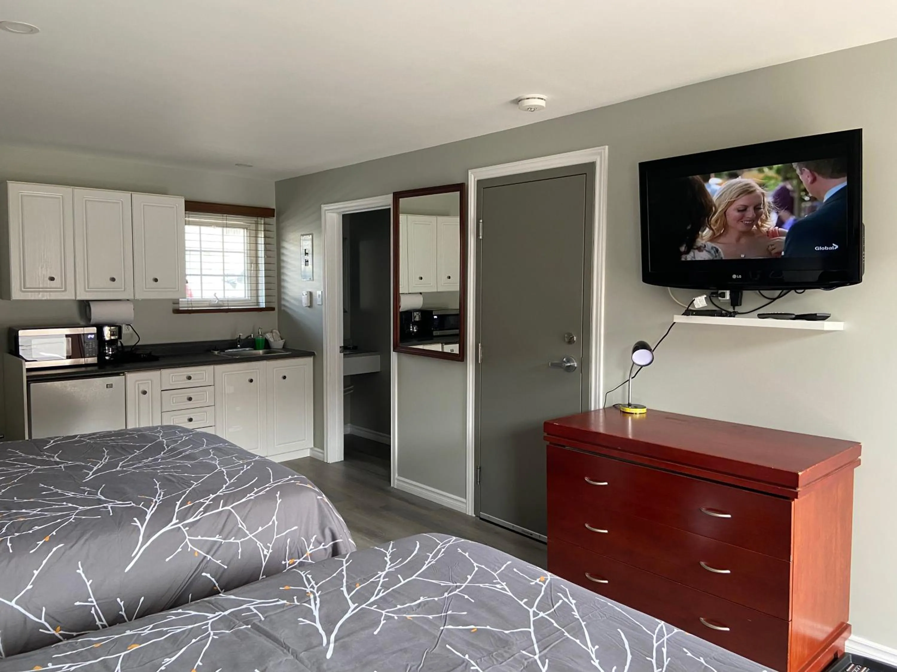 Photo of the whole room, Bed in Lakeshore Suites