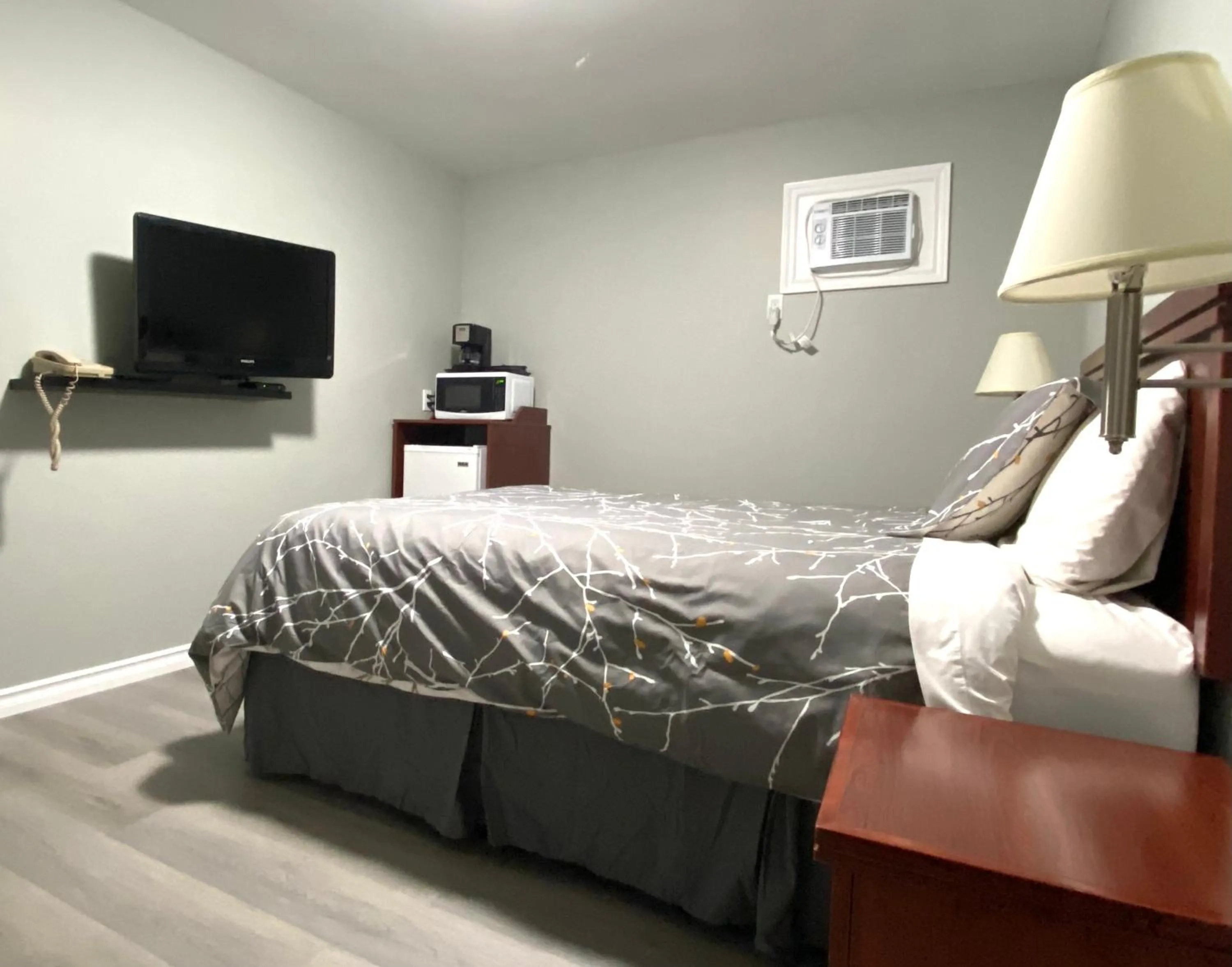 Photo of the whole room, Bed in Lakeshore Suites