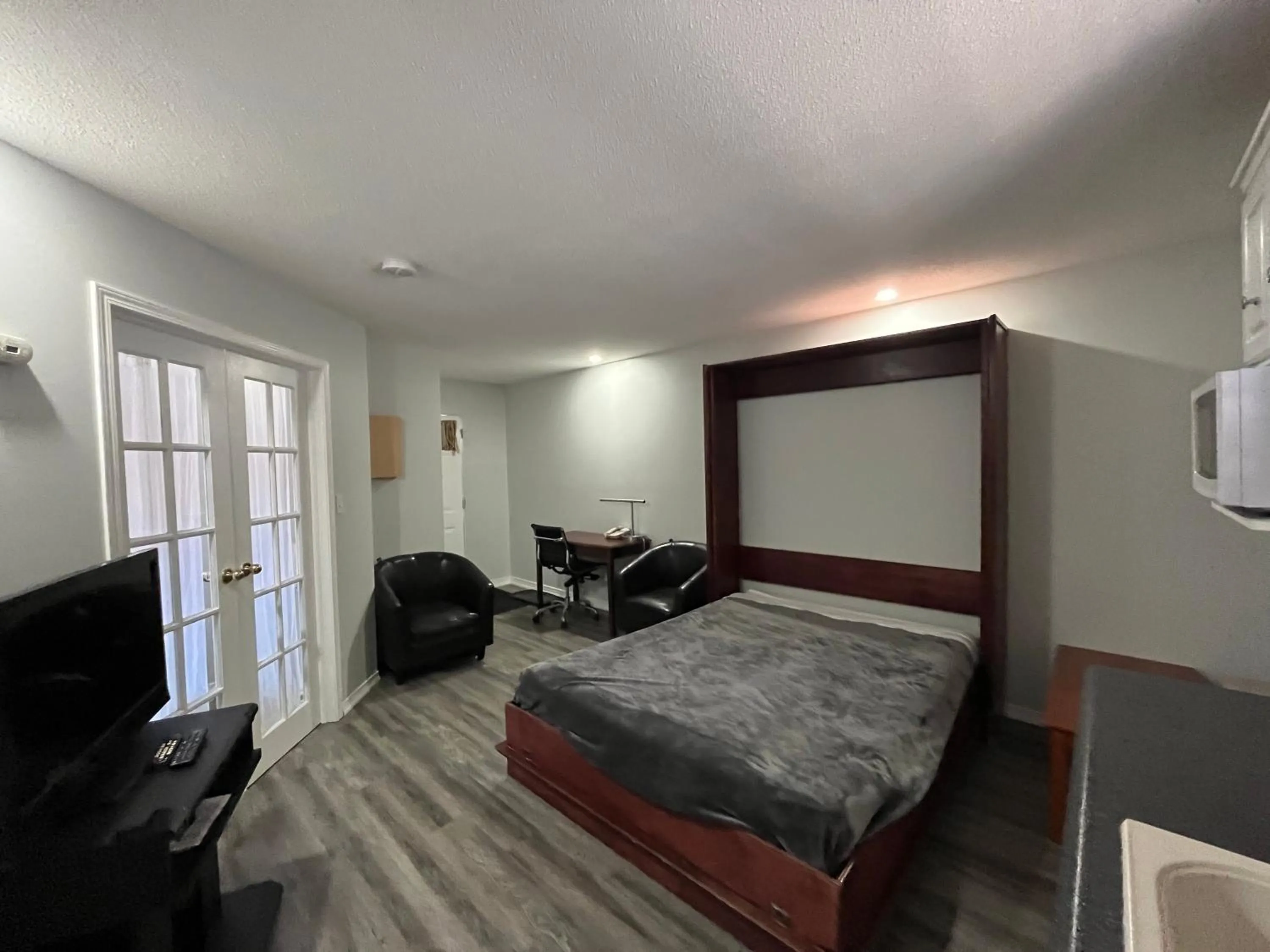 Living room, Bed in Lakeshore Suites