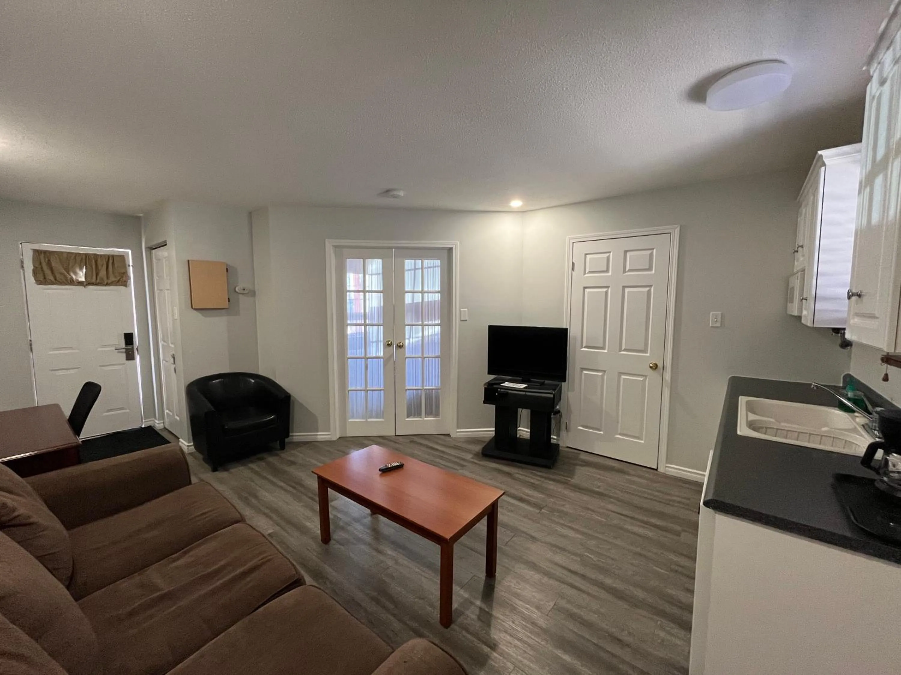 Living room in Lakeshore Suites