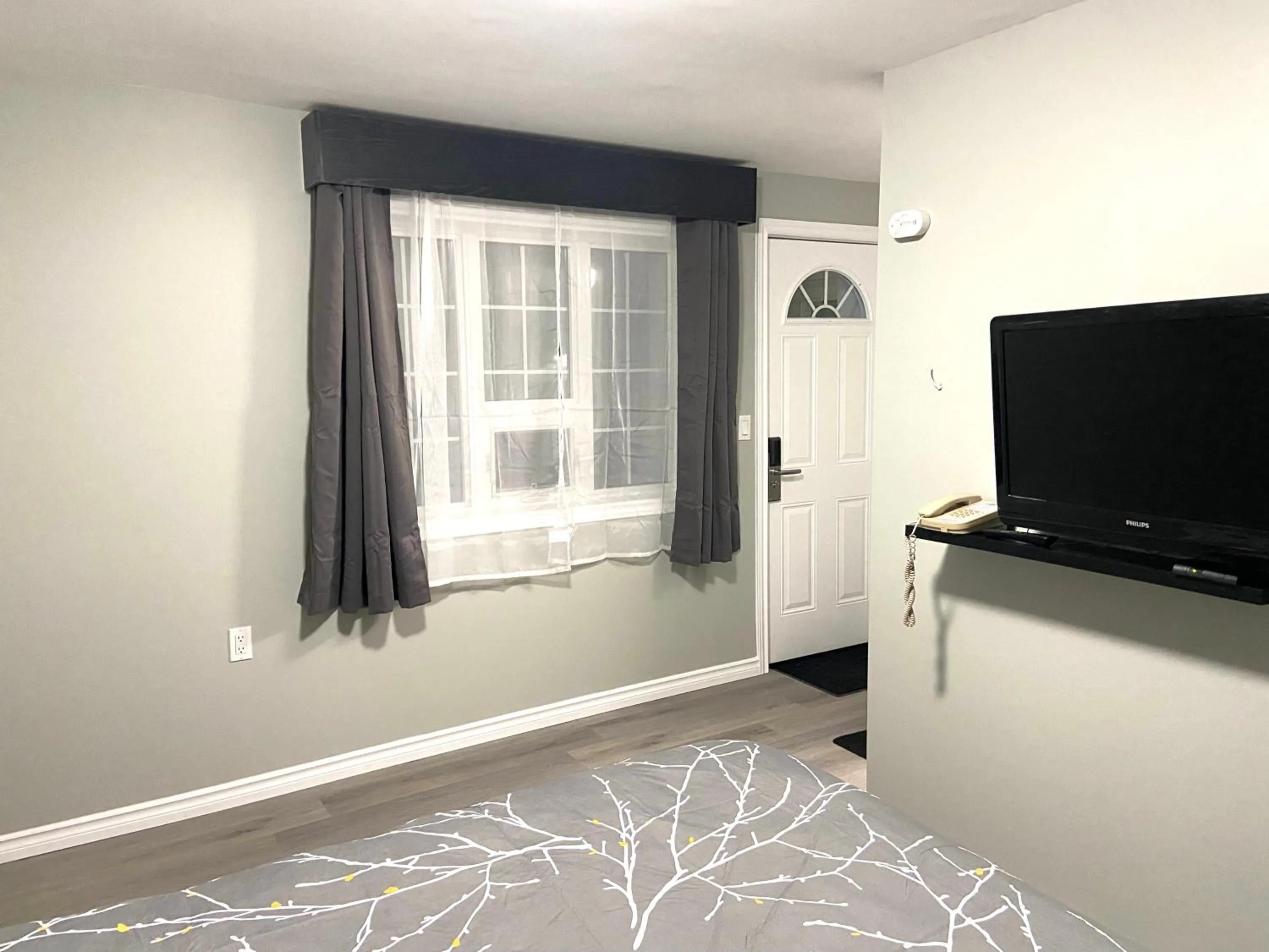 Photo of the whole room in Lakeshore Suites