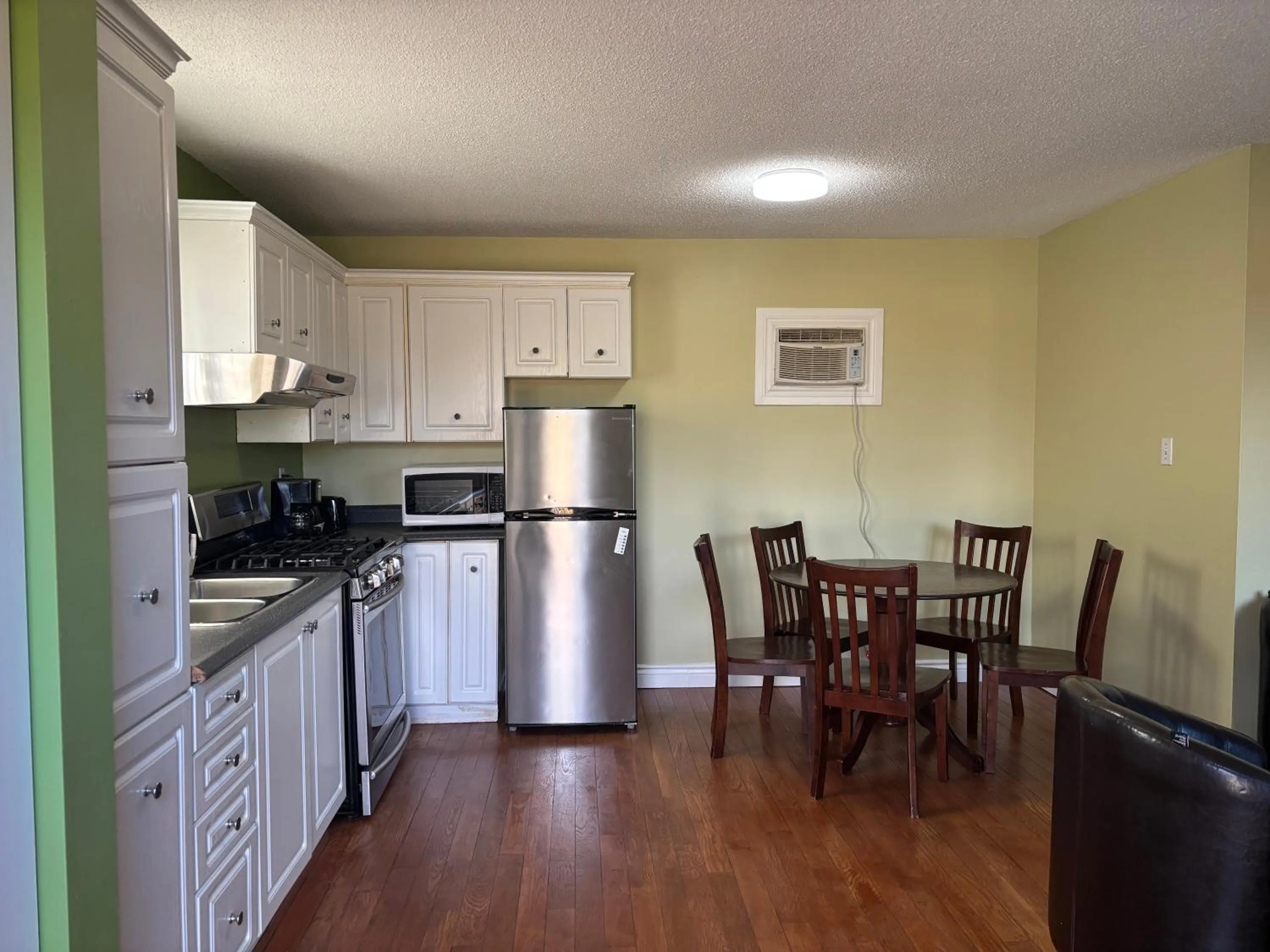 Kitchen or kitchenette in Lakeshore Suites