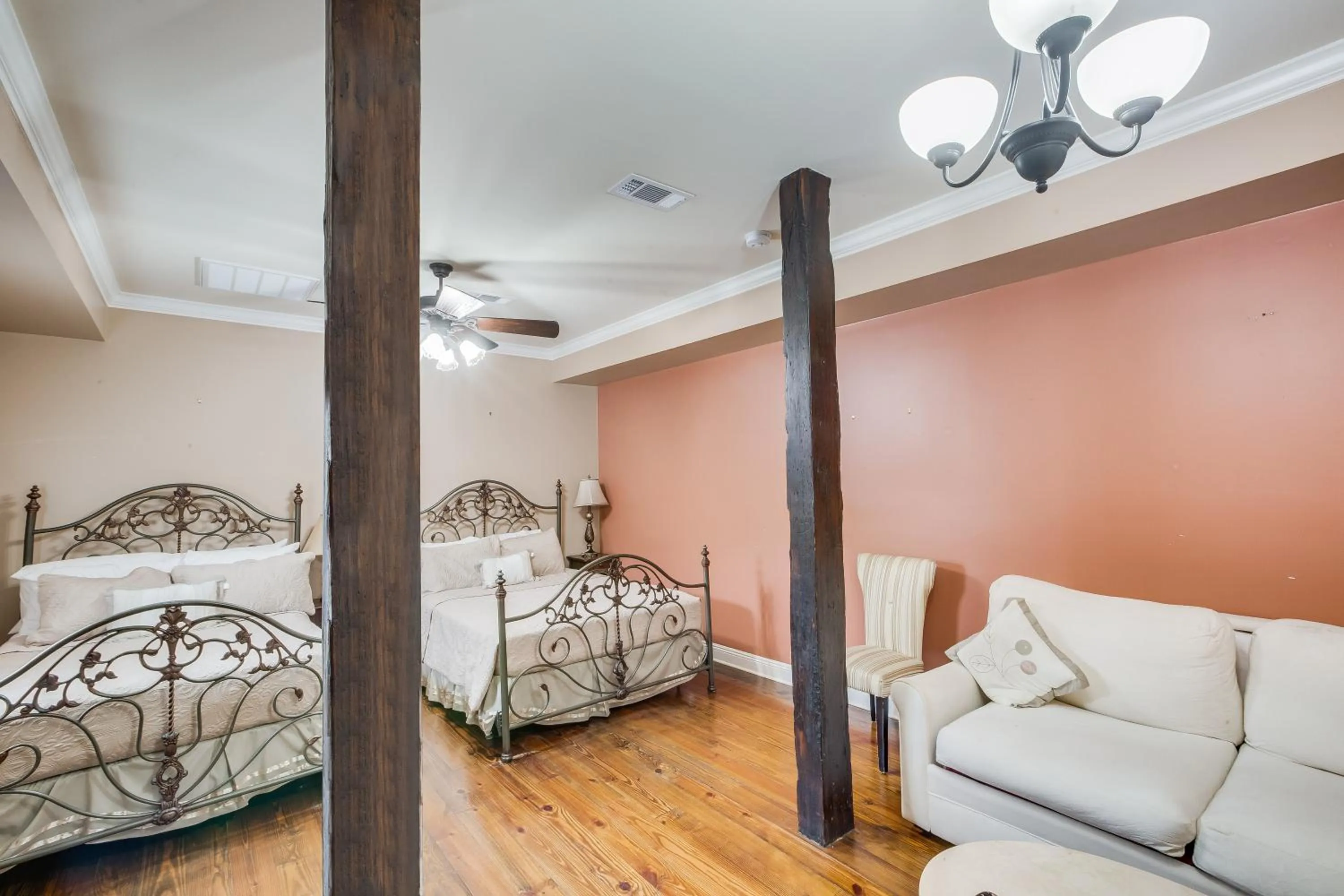 Photo of the whole room in New Orleans Jazz Quarters