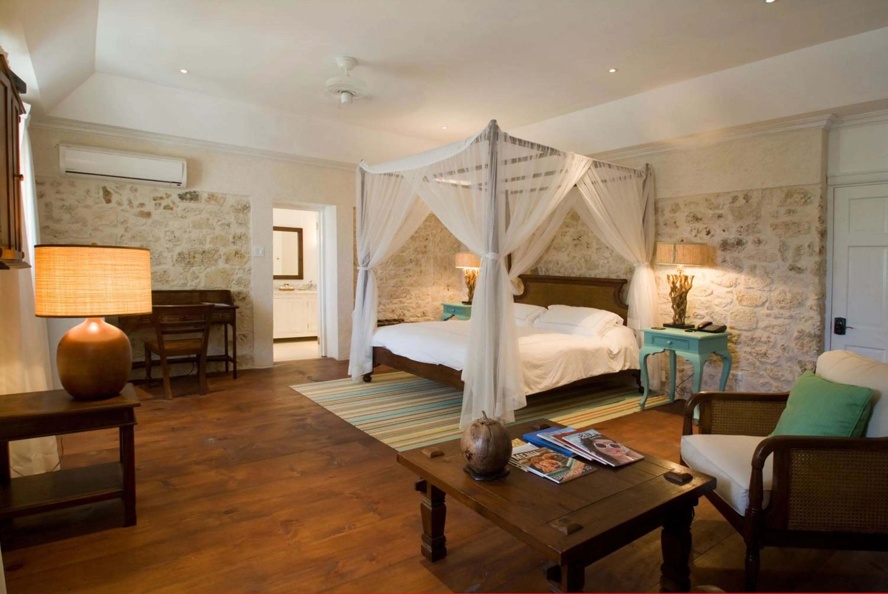 Photo of the whole room, Bed in The Atlantis Historic Inn