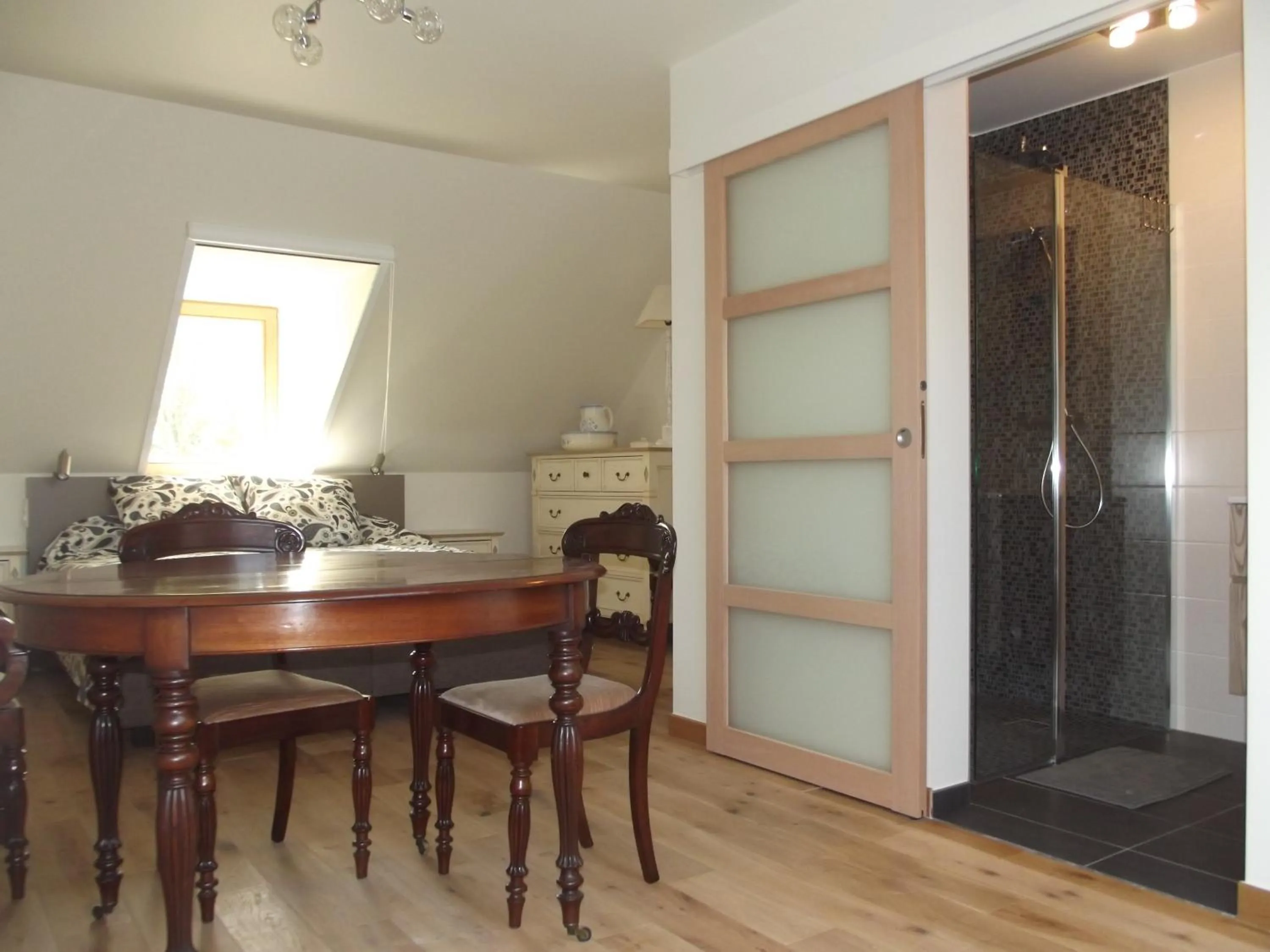 Photo of the whole room in Au Bonheur Frontalier