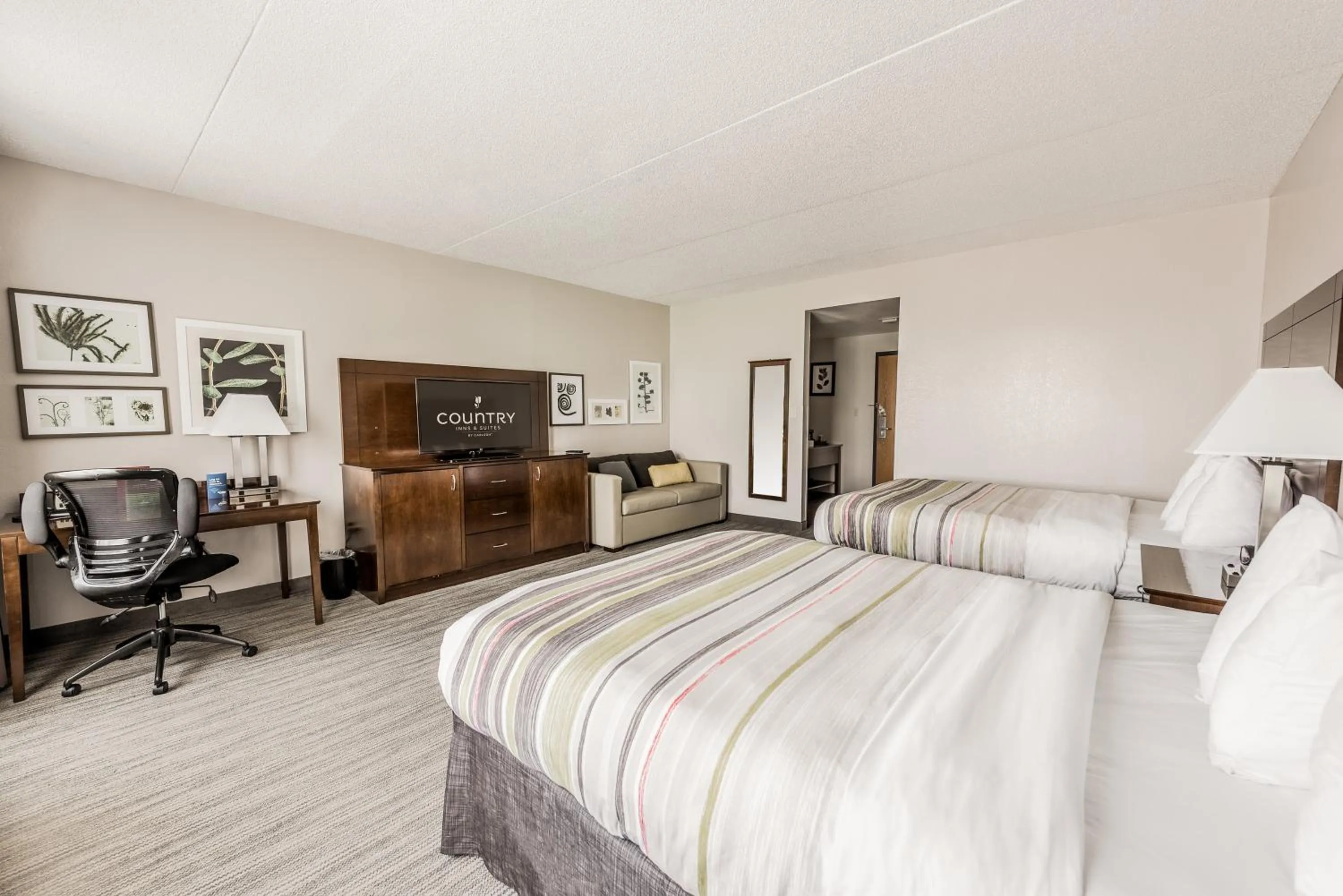 Bed in Country Inn & Suites by Radisson, Cookeville, TN