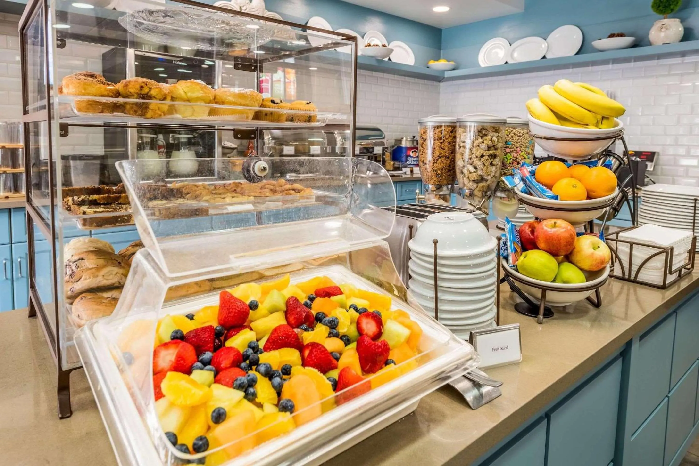 Breakfast in Country Inn & Suites by Radisson, Cookeville, TN