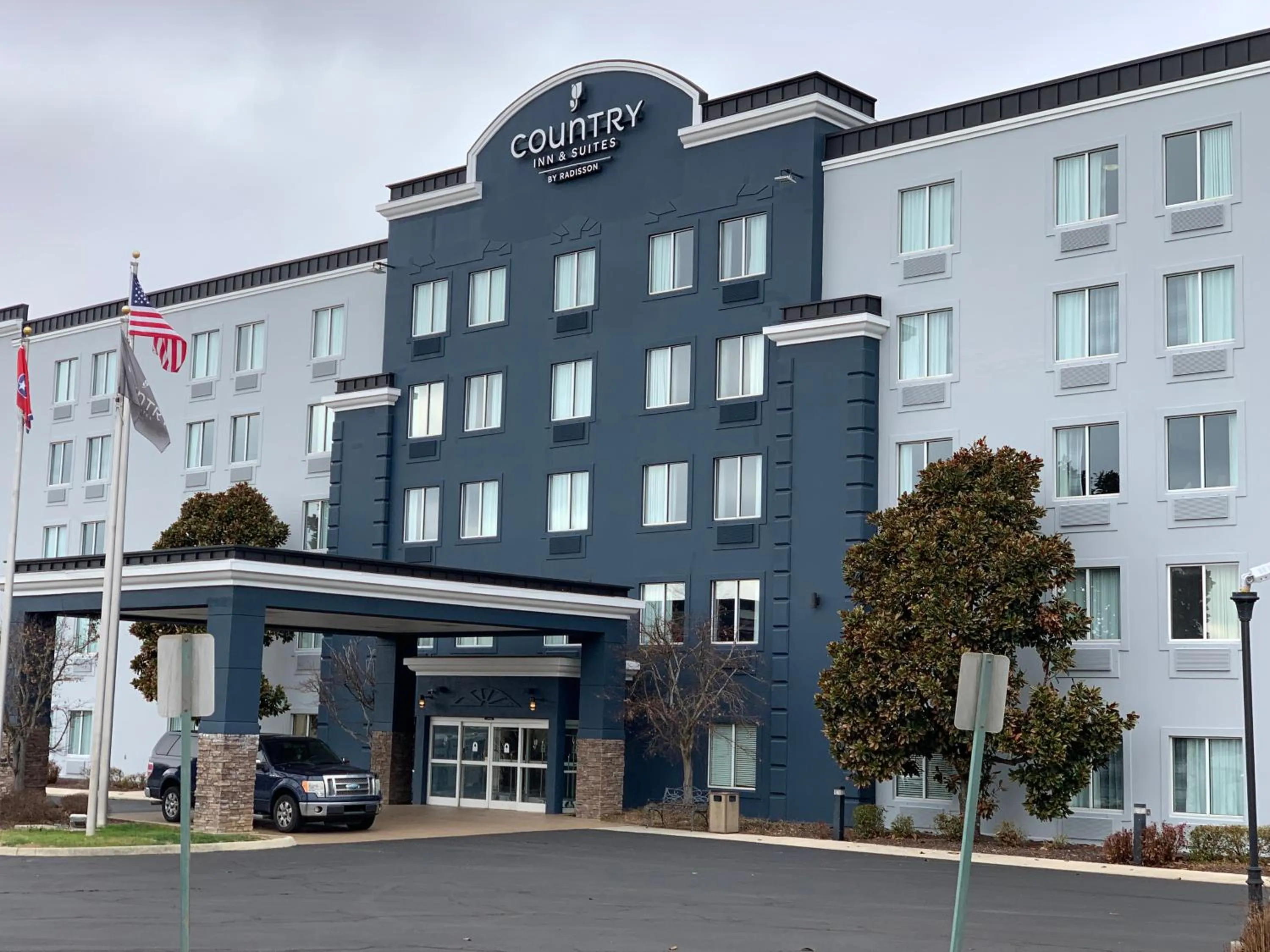 Property building in Country Inn & Suites by Radisson, Cookeville, TN