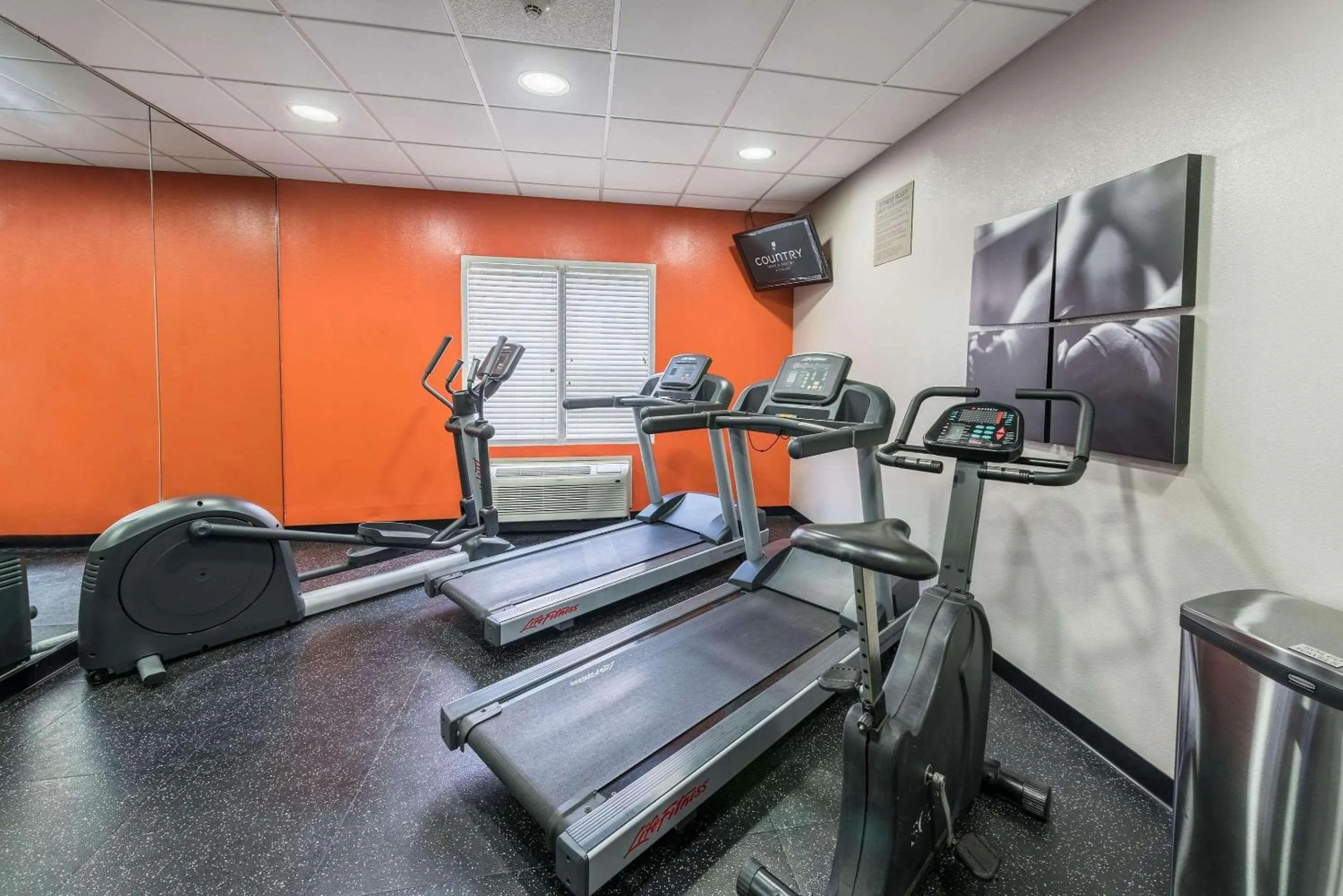 Fitness centre/facilities in Country Inn & Suites by Radisson, Cookeville, TN