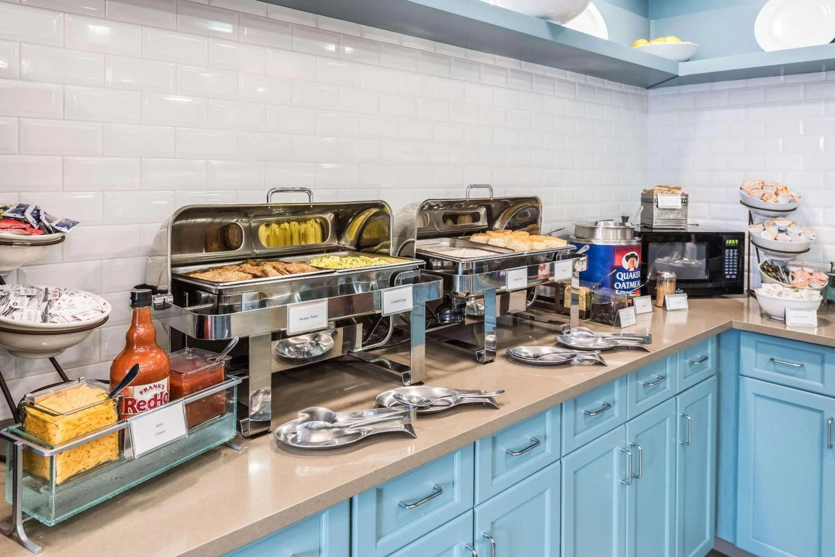 Breakfast in Country Inn & Suites by Radisson, Cookeville, TN