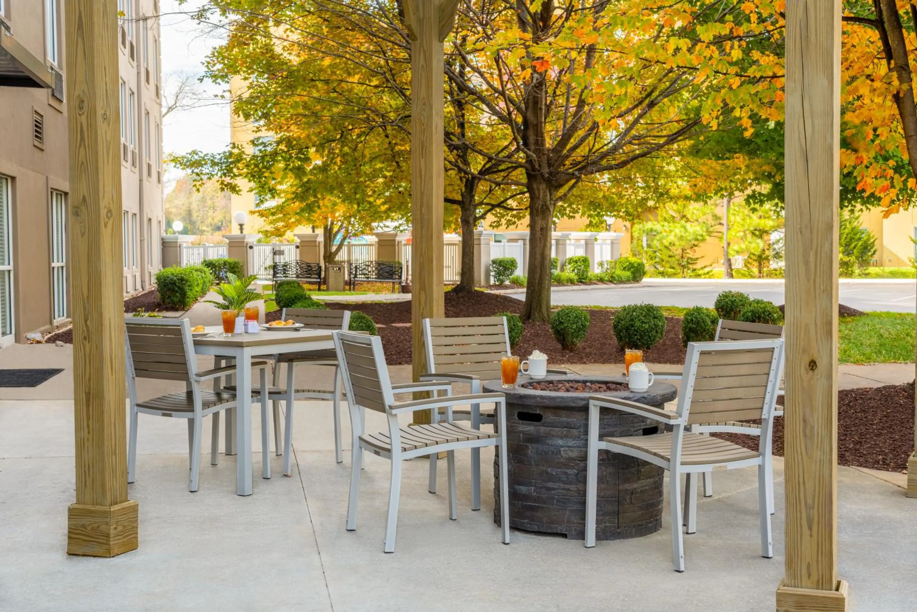 Patio in Country Inn & Suites by Radisson, Cookeville, TN
