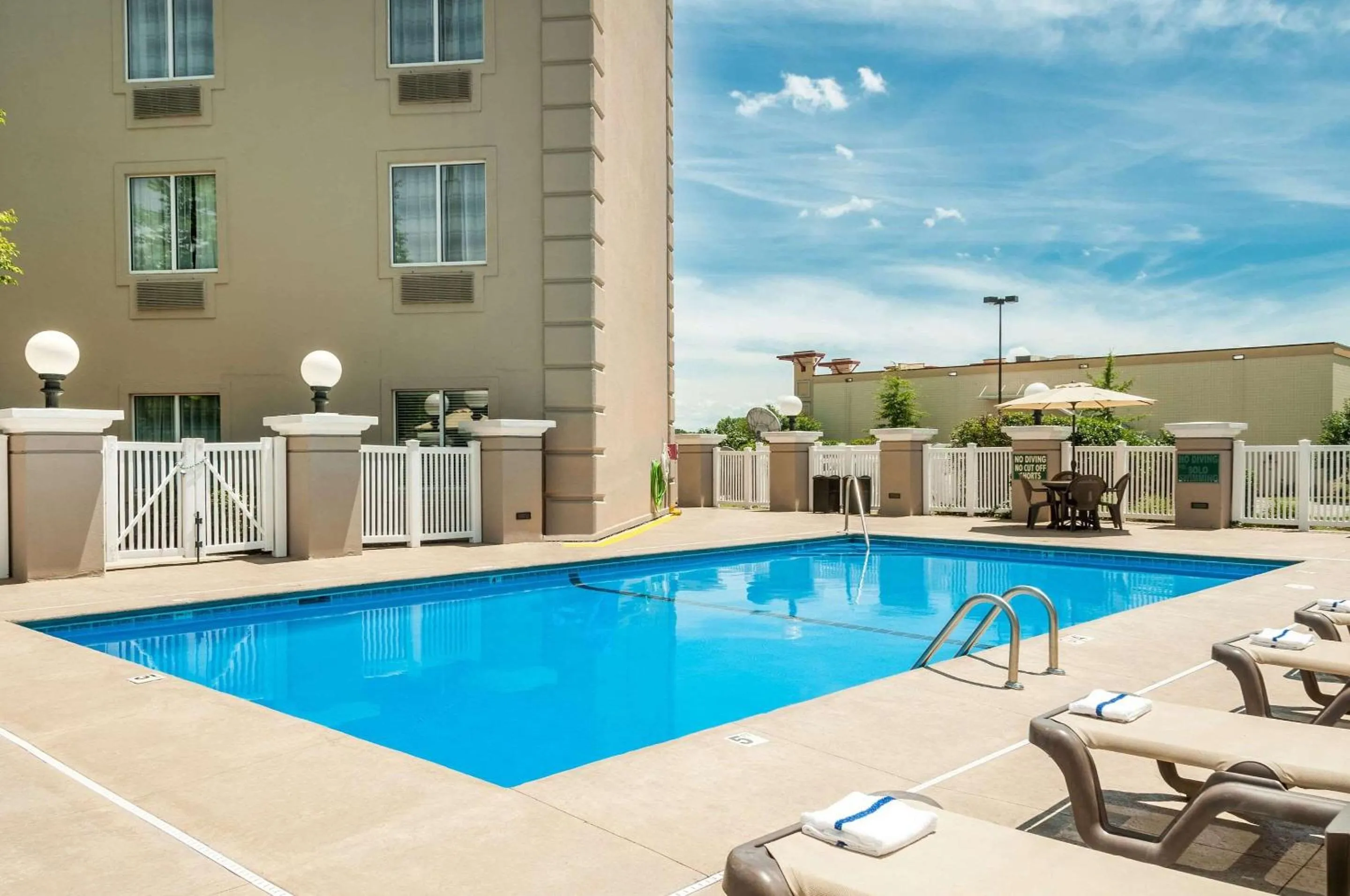 Swimming pool in Country Inn & Suites by Radisson, Cookeville, TN