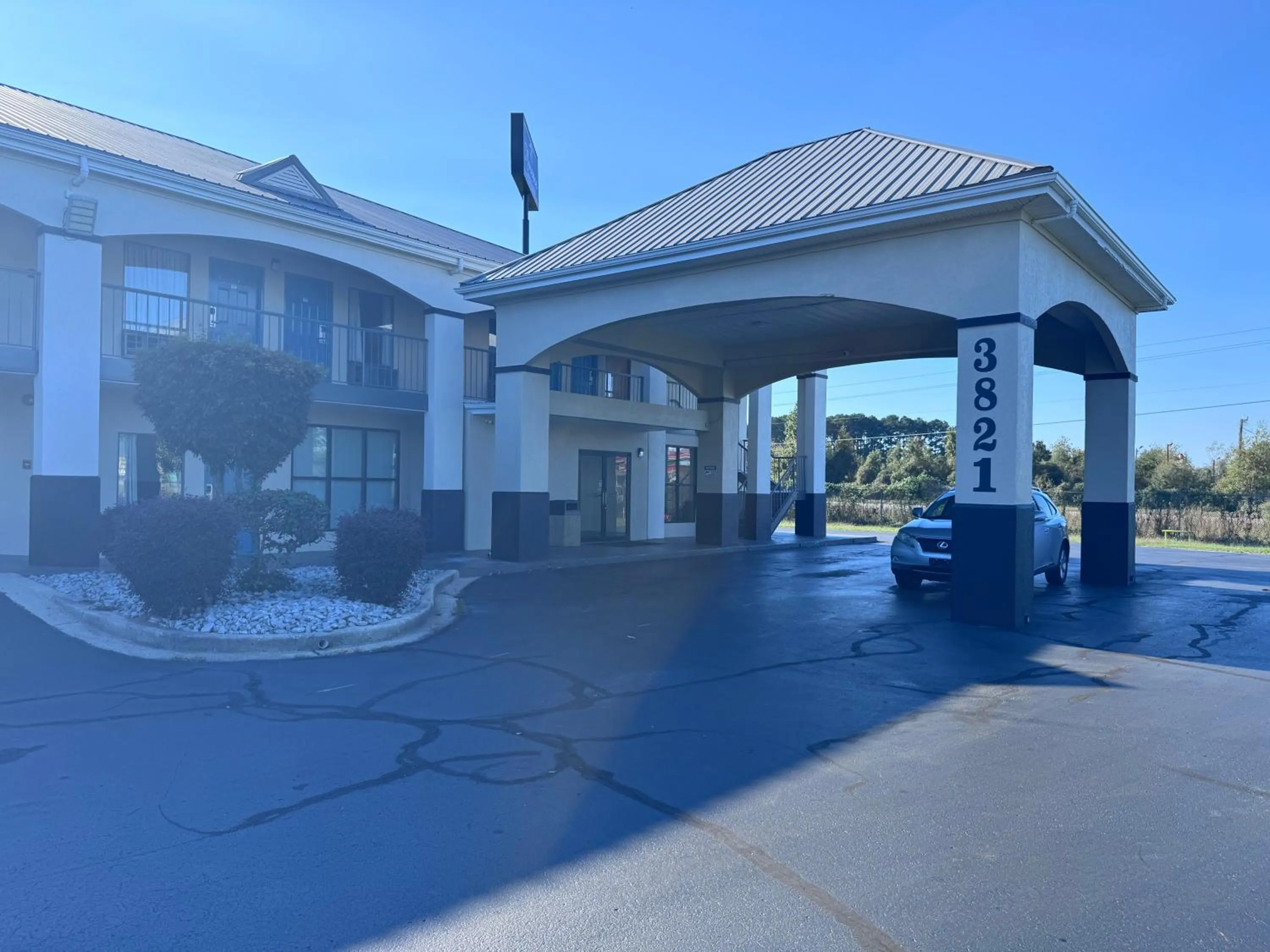 Property building in Florence Inn and Suites