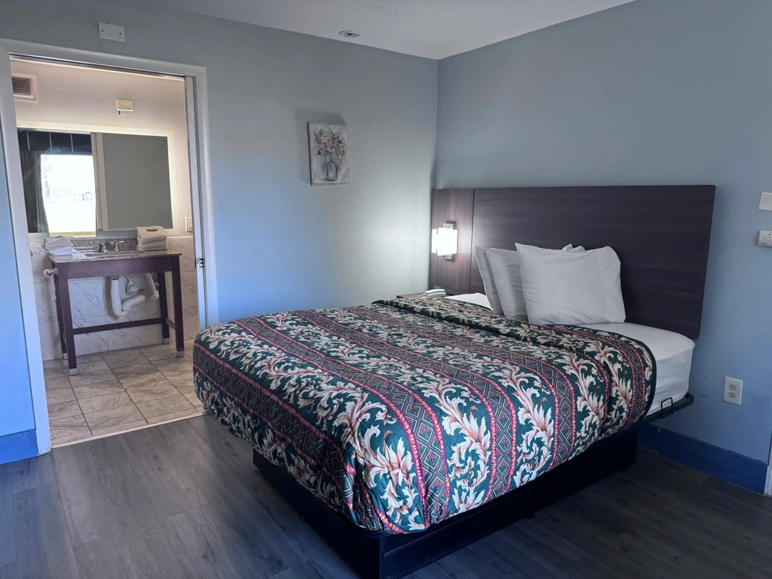 Bed in Florence Inn and Suites