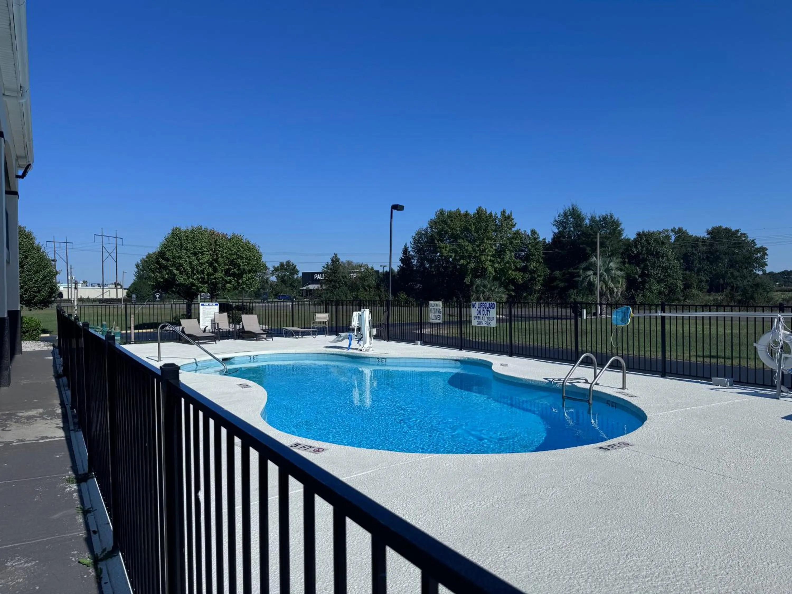 Swimming pool in Florence Inn and Suites