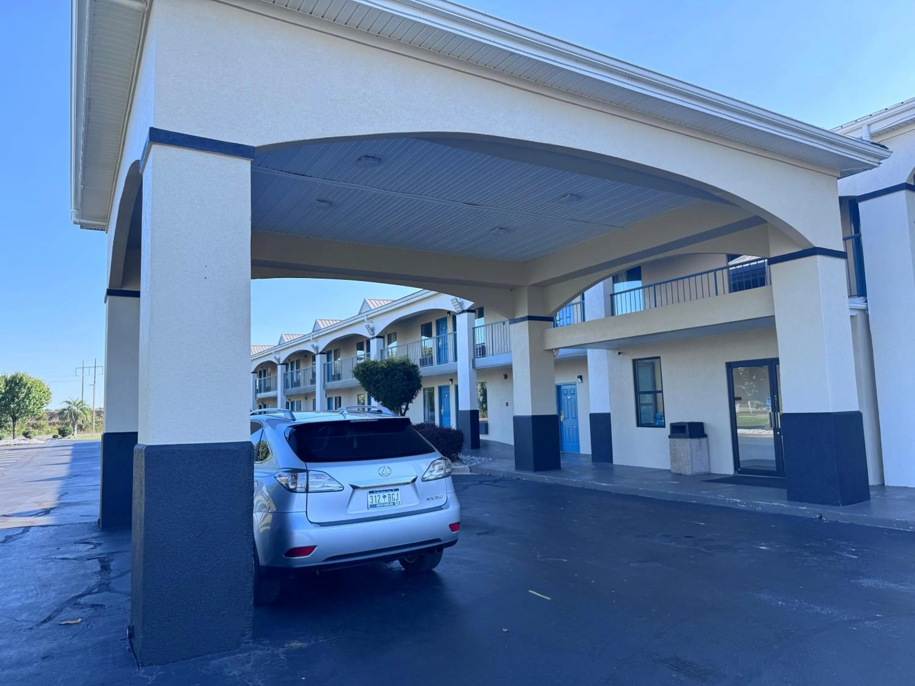 Parking in Florence Inn and Suites