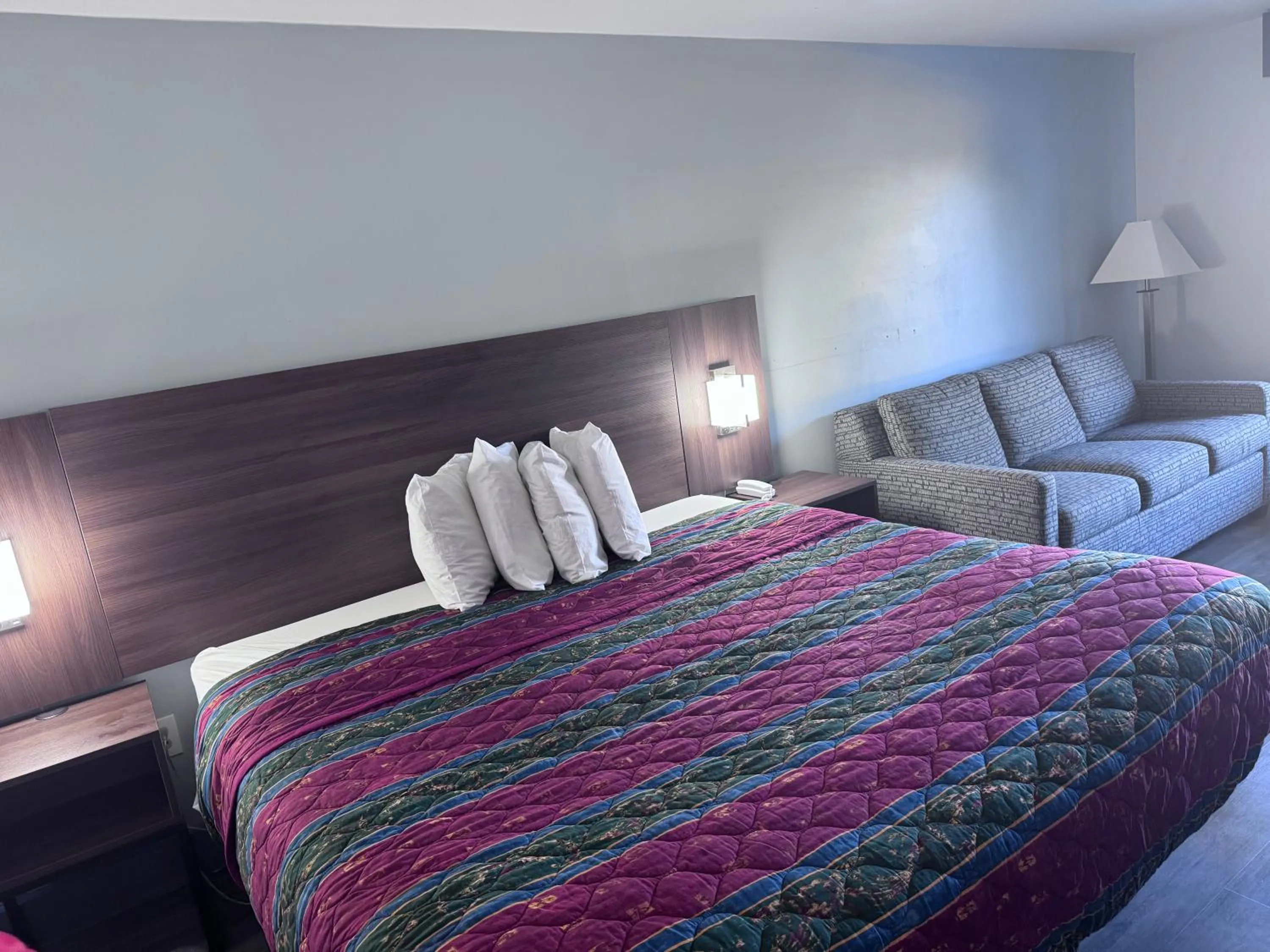 Photo of the whole room, Bed in Florence Inn and Suites