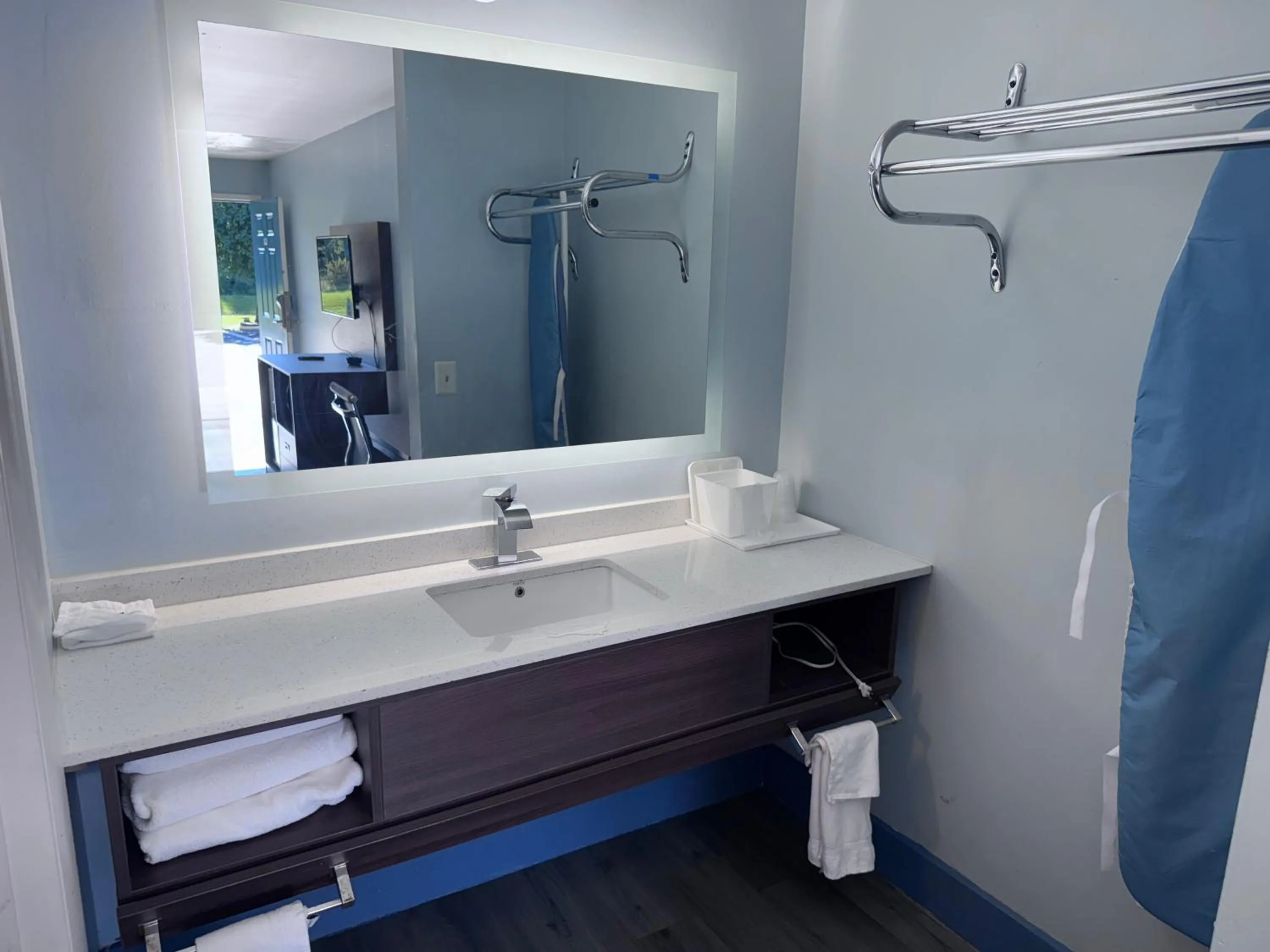 Bathroom in Florence Inn and Suites