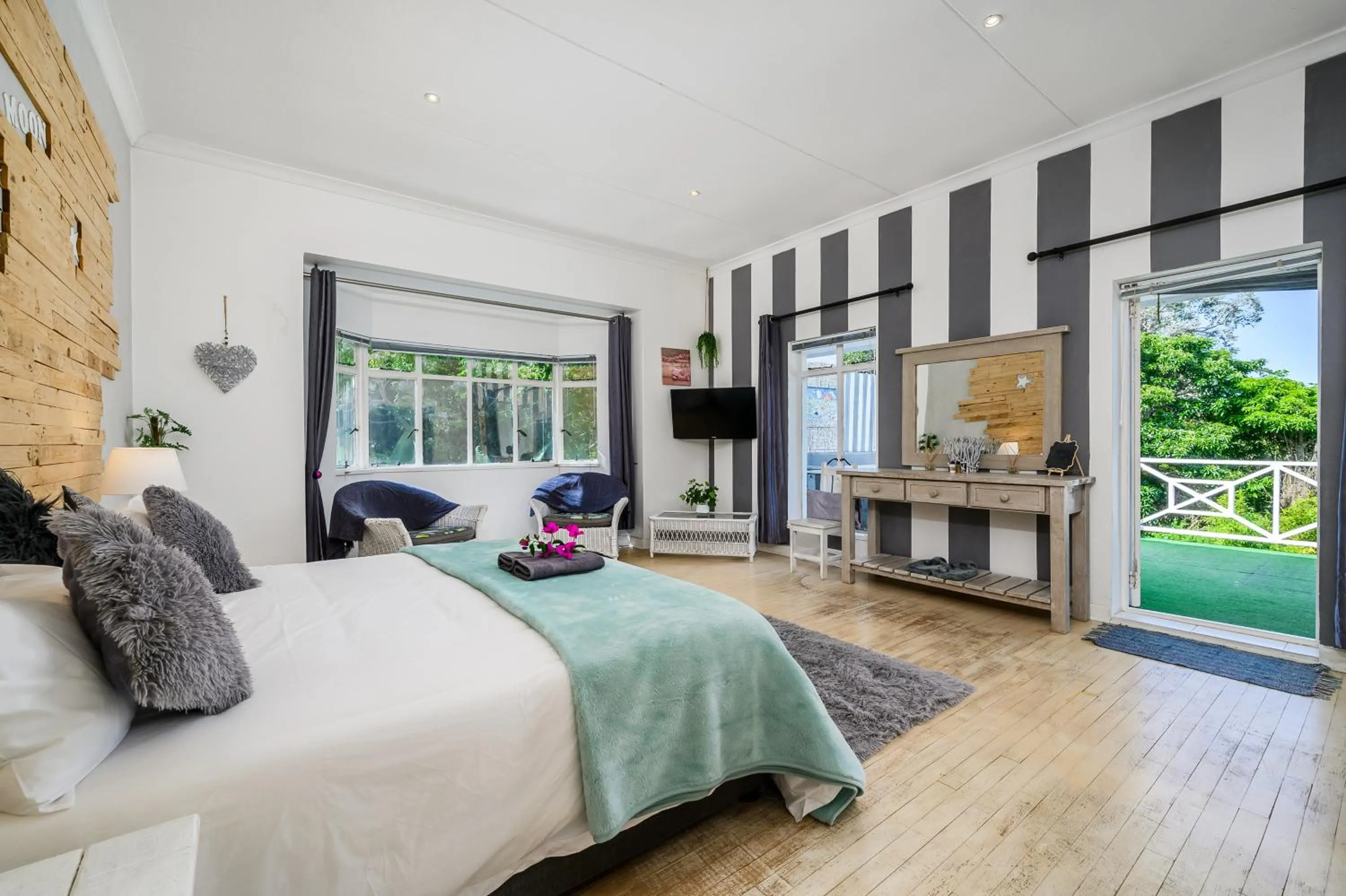 King Suite with Balcony in 302 On Old Sea View Road Chelsea