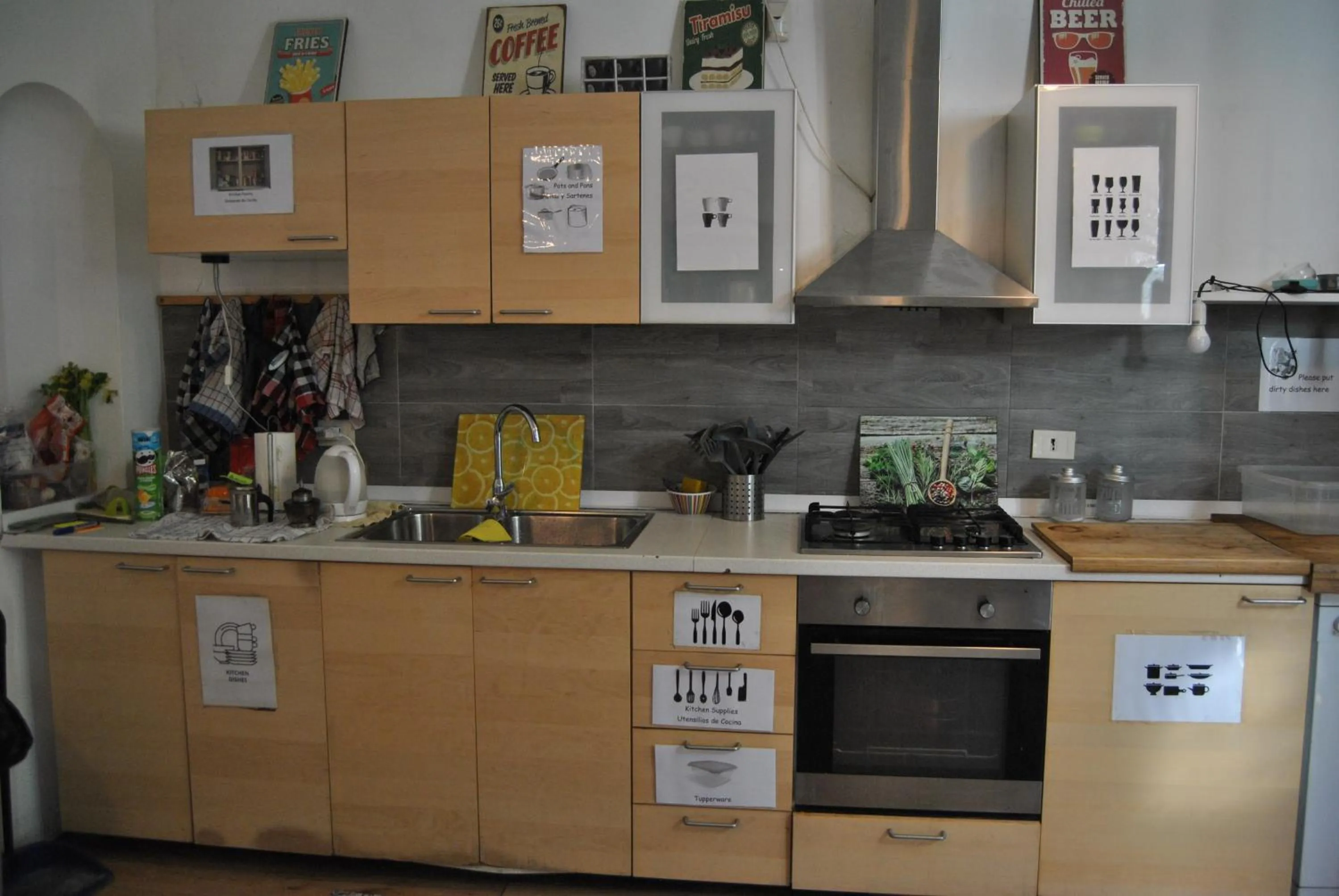 Kitchen or kitchenette in Balarm - Hostel and Bar