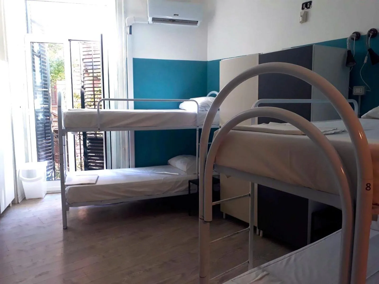 Bed in Balarm - Hostel and Bar