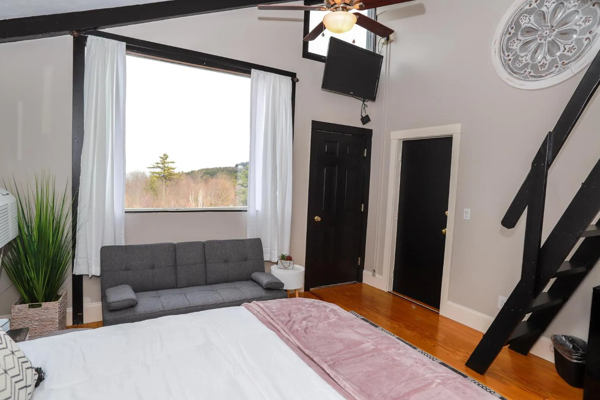 Seating area, Bed in Gunstock Inn & Suites