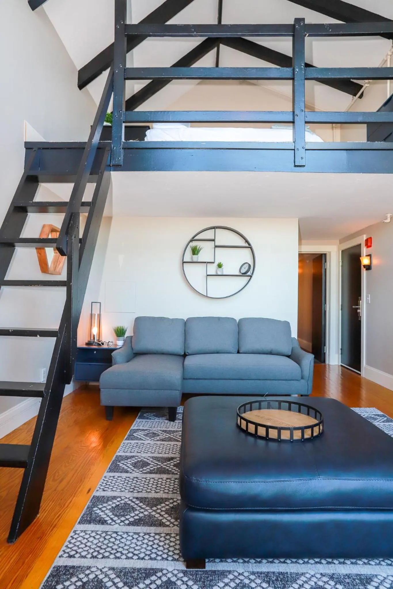 Living room, Bed in Gunstock Inn & Suites